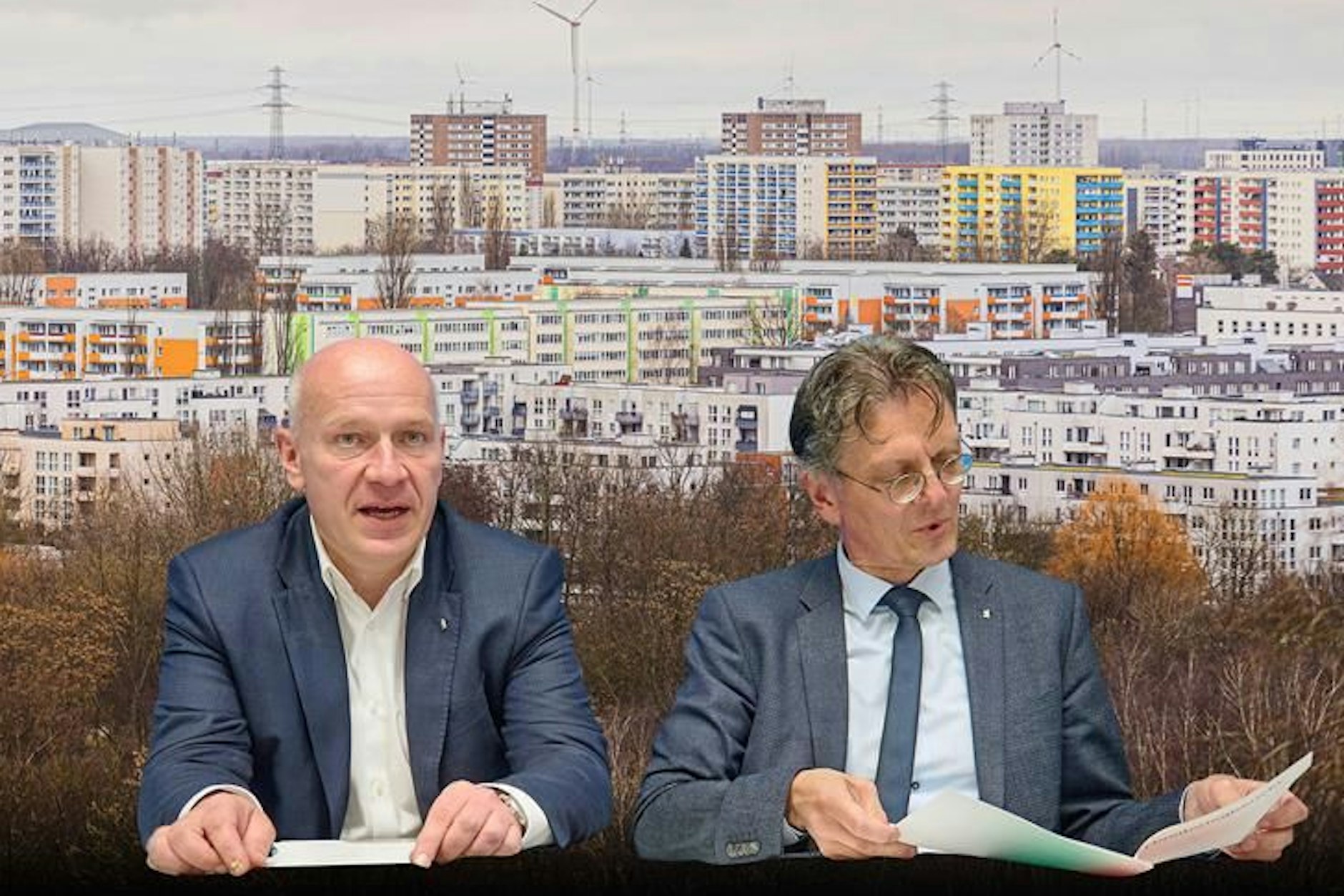 Gutverdienende in Sozialwohnungen: Die Partei von Berlins Regierendem Bürgermeister Kai Wegner (CDU) fordert eine Extra-Miete, Bausenator Christian Gaebler (SPD) arbeitet ein Konzept zur Fehlbelegung aus.