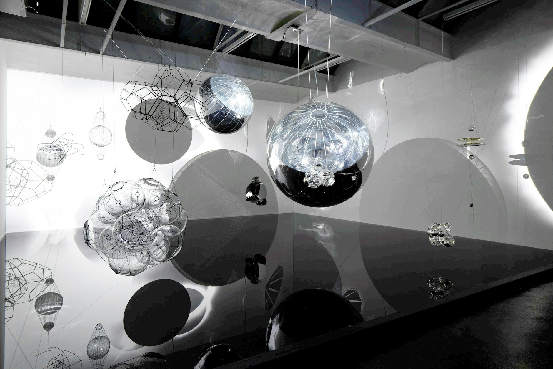 Tomás Saracenos Spinnen-Kokon-Wasserblasen-Installation in der Galerie neugerriemschneider, mundgeblasenes Glas, Regenwasserbecken