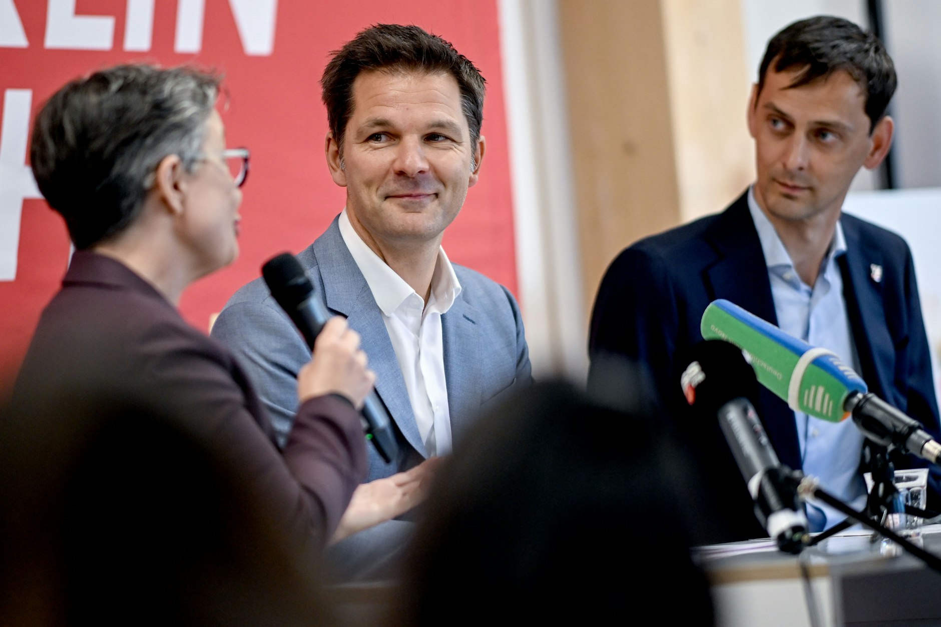 Die SPD-Landesvorsitzende Nicola Böcker-Giannini (l.), Steffen Krach (M.) und der SPD-Landesvorsitzende Martin Hikel bei einer Pressekonferenz