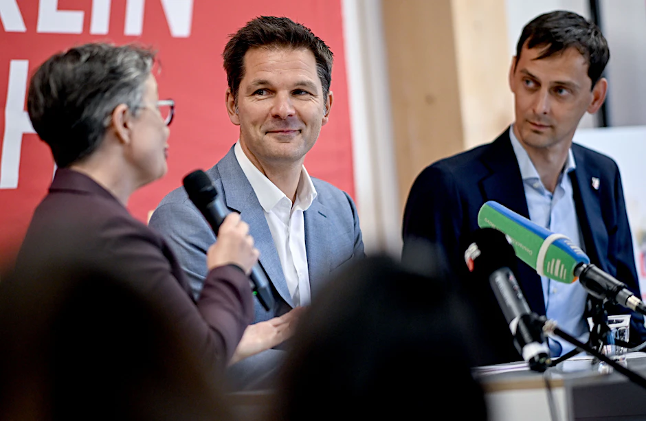 Die SPD-Landesvorsitzende Nicola Böcker-Giannini (l.), Steffen Krach (M.) und der SPD-Landesvorsitzende Martin Hikel bei einer Pressekonferenz