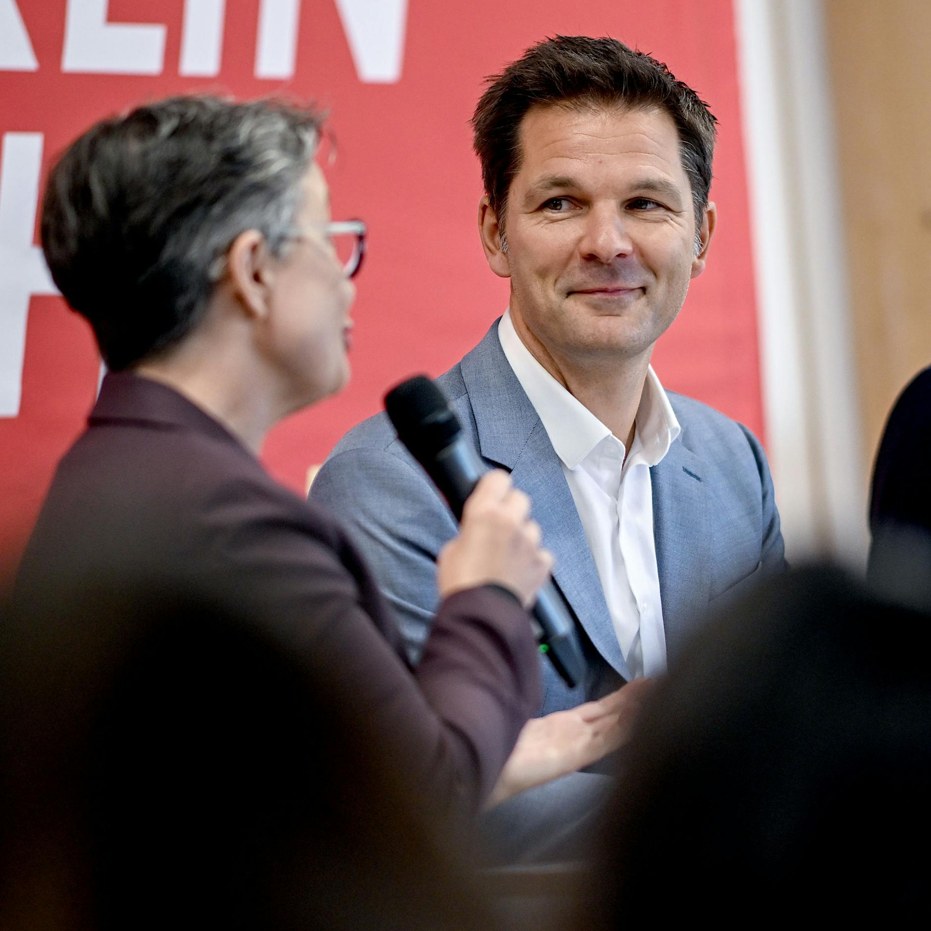 Ist das legal? SPD-Kandidat Steffen Krach sorgt mit früher Wahlwerbung für Wirbel