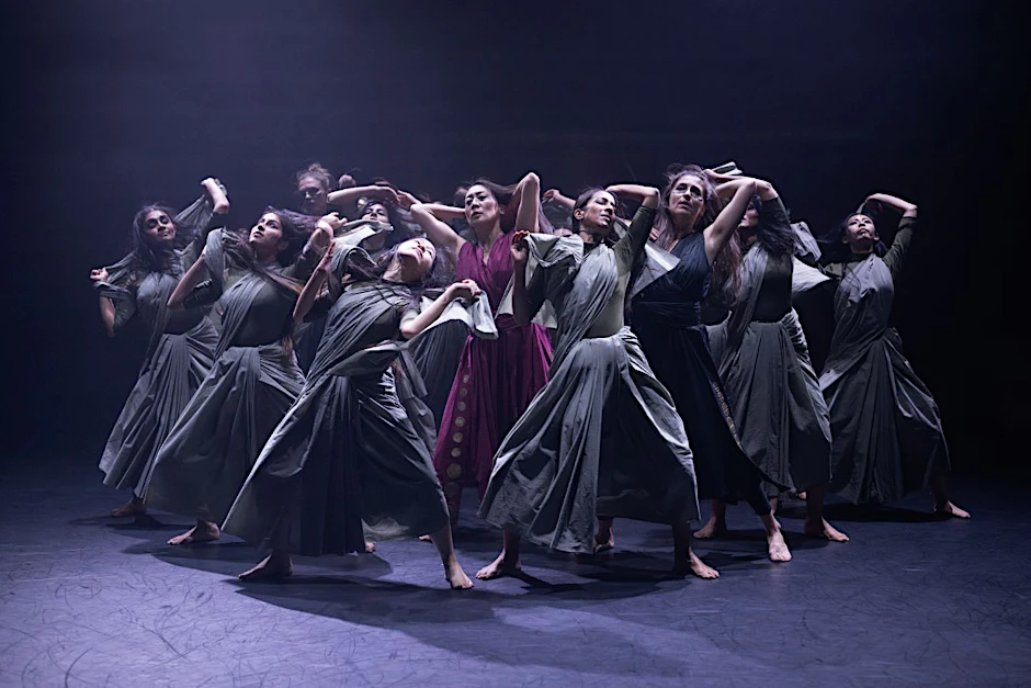 Szene aus „Thikra. Night of Remembering“ von Akram Khan bei der Perfoming Arts Season der Berliner Festspiele