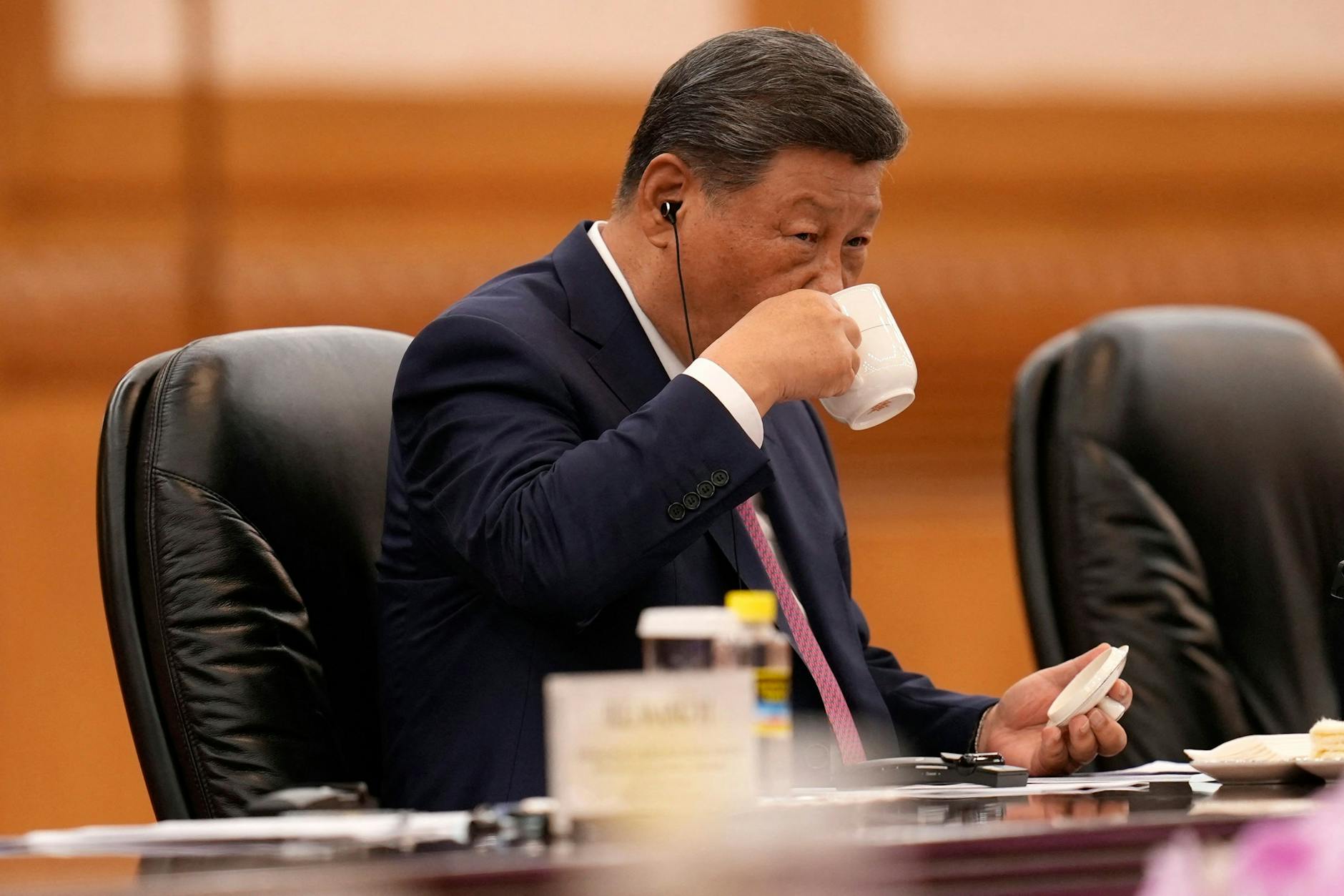 Chinas Präsident Xi Jinping trinkt Tee.