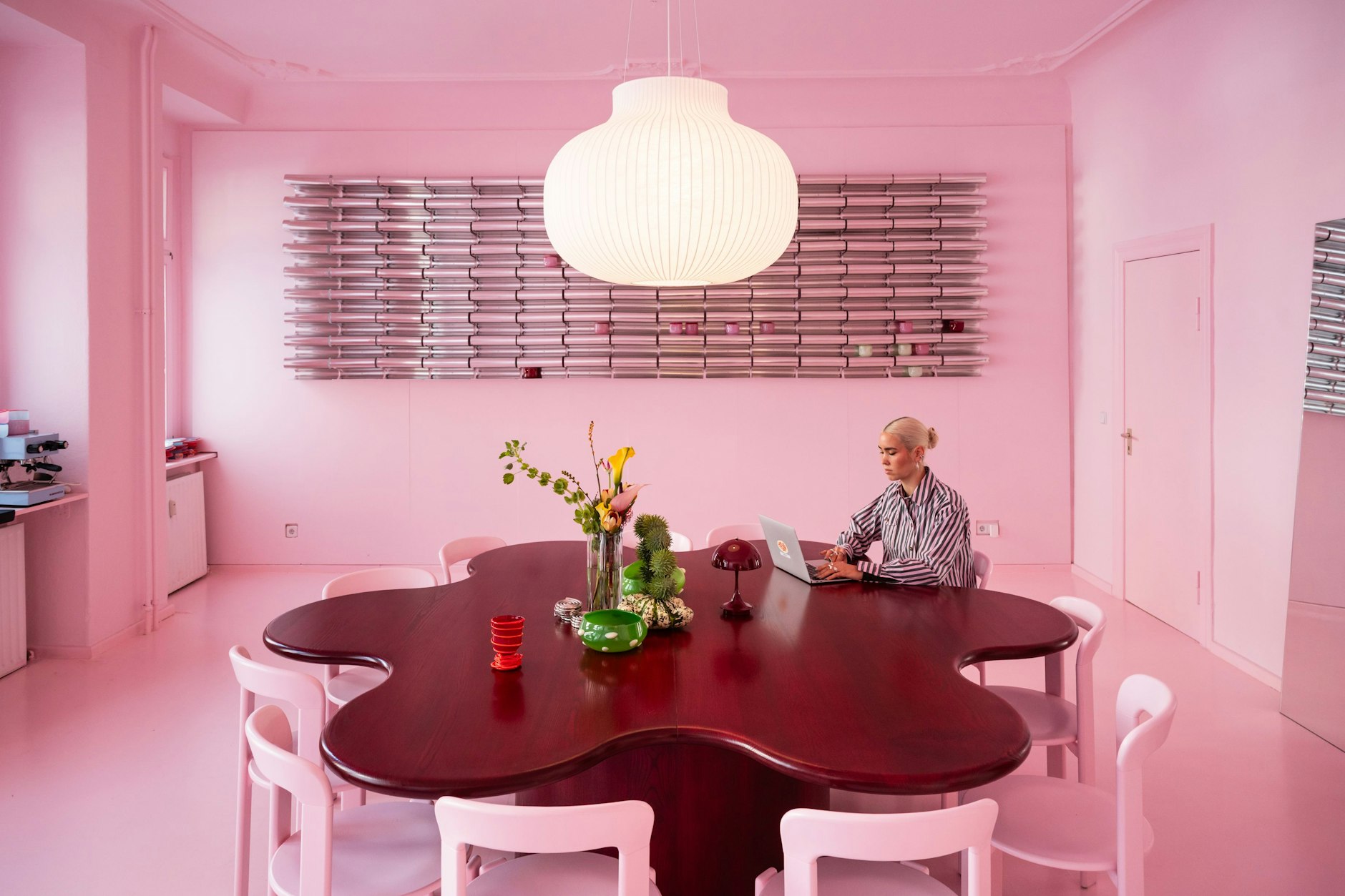 Wie aus einem Kindheitstraum: Designerin Sarah Hartmann in ihrem ganz in Bonbonrosa gestrichenen Showroom