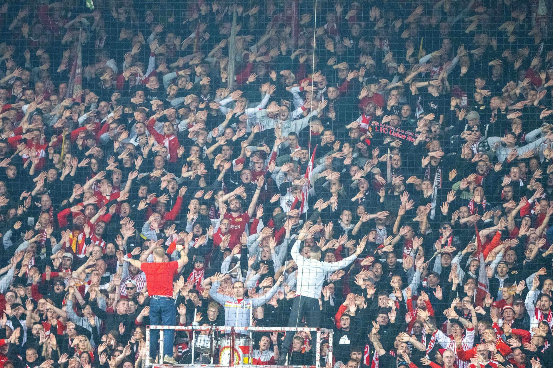Auf der Waldseite steht beim 1. FC Union die organisierte Fanszene. Besonders dort sollte man keinen Rot-Ton tragen, der an den BFC Dynamo erinnert.