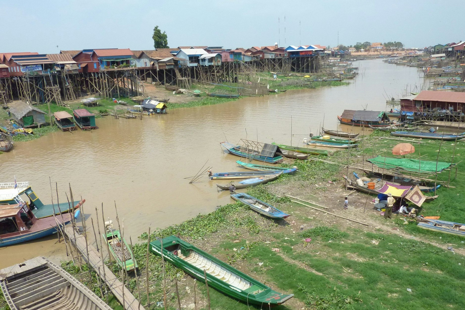 Hoch ragen sie empor während der Trockenzeit, die Pfahlhäuser am Tonlé Sap in Kambodscha. Doch einmal im Jahr steigt der Wasserspiegel um sieben Meter oder mehr. Dann beginnt hier die große Zeit des Fischens.