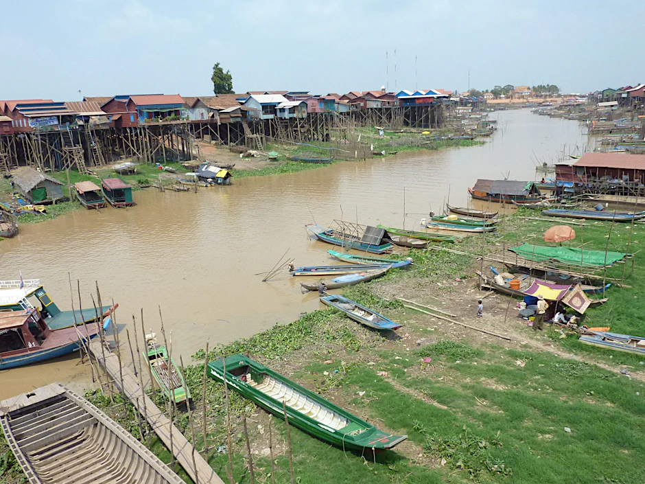 Hoch ragen sie empor während der Trockenzeit, die Pfahlhäuser am Tonlé Sap in Kambodscha. Doch einmal im Jahr steigt der Wasserspiegel um sieben Meter oder mehr. Dann beginnt hier die große Zeit des Fischens.