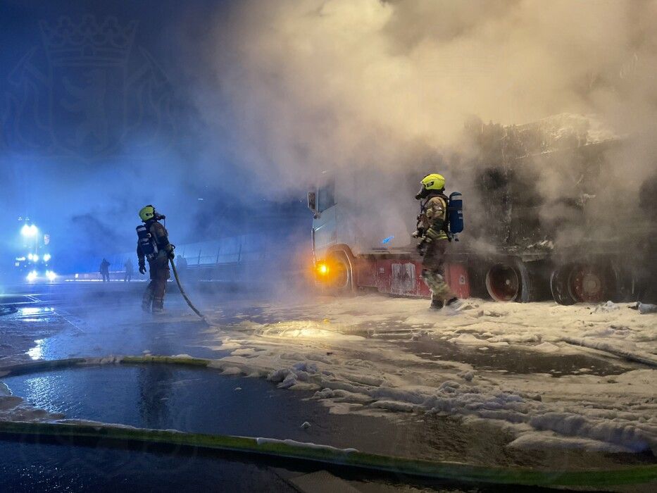 Lkw-Brand legt A113 lahm – Berufsverkehr im Chaos