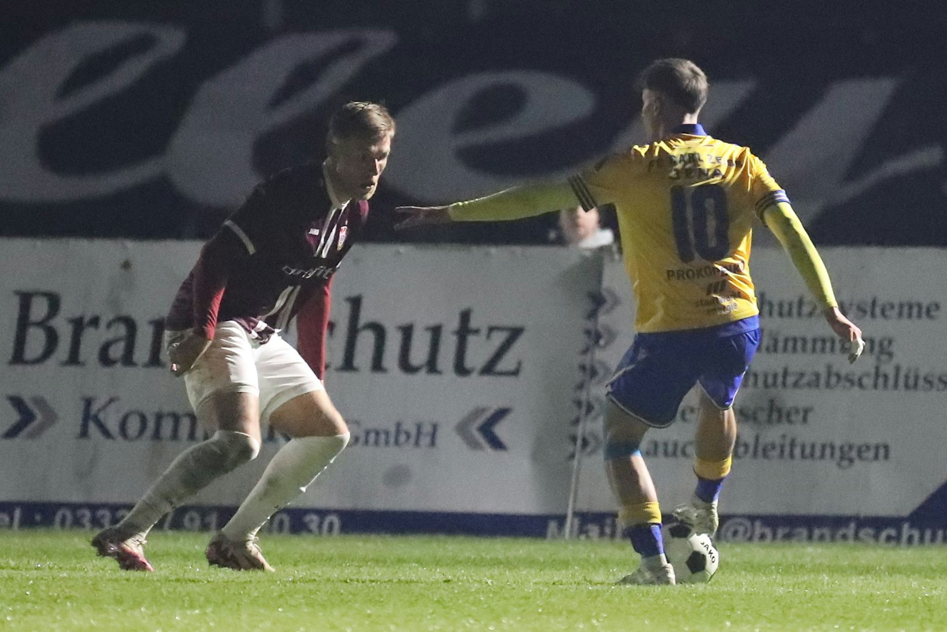 Leandro Putaro (l.), eigentlich Mittelstürmer des&nbsp; BFC Dynamo, fand sich gegen Jenas Nils Butzen oft als linker Verteidiger wieder.