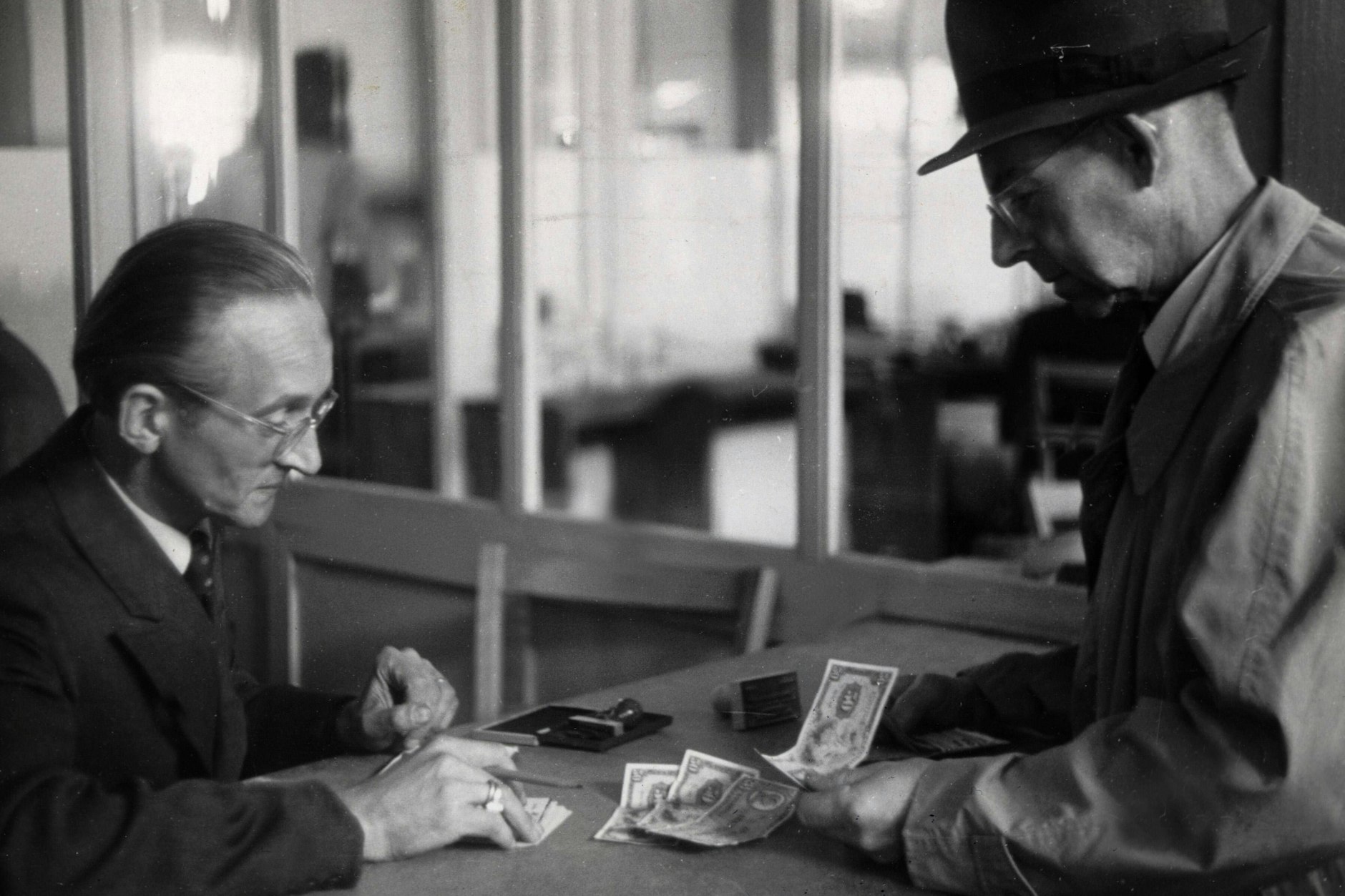 Nach der Währungsreform 1948 waren die DDR-Bürger 1957 angehalten, ihr Bargeld umzutauschen.