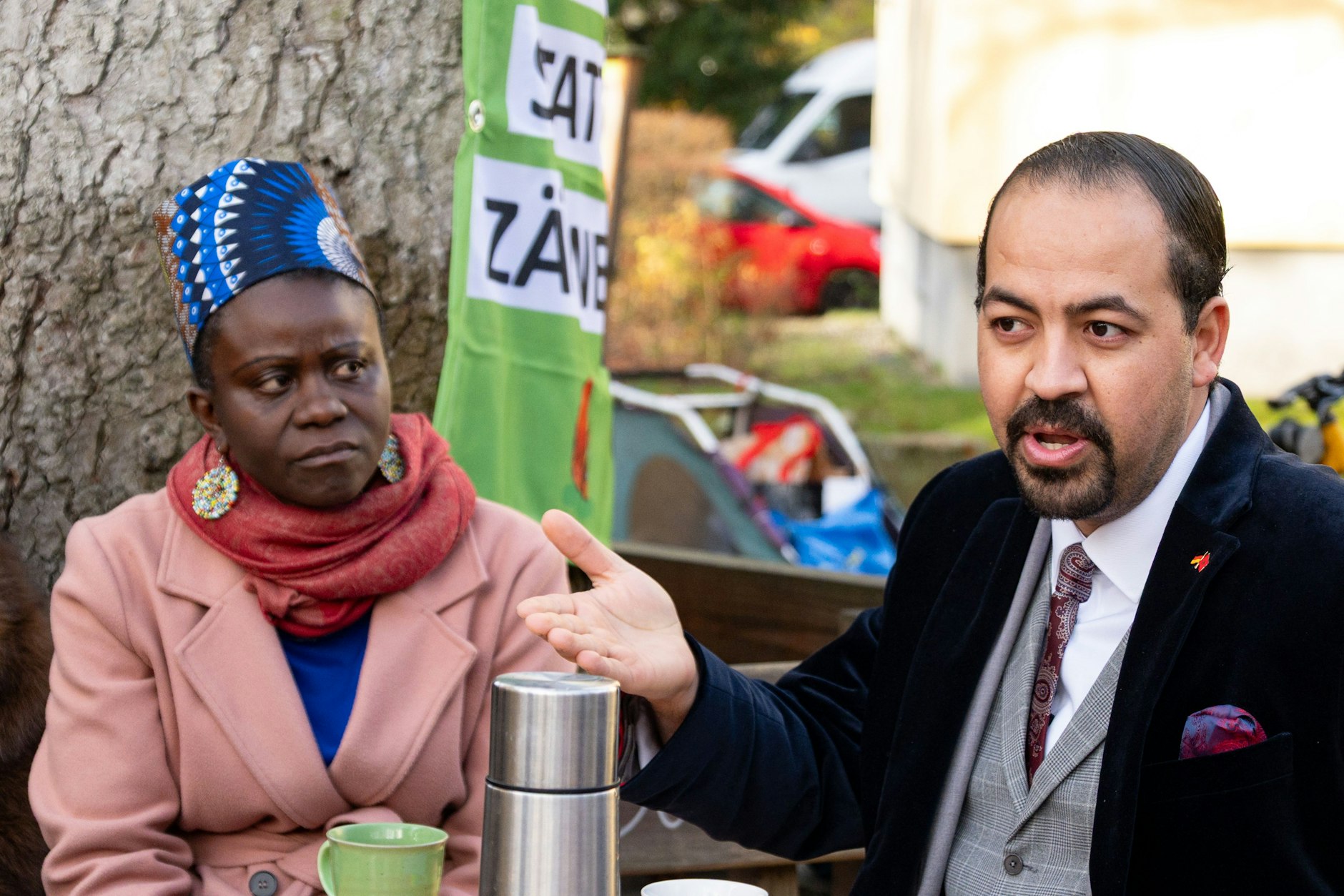 „Wenn du Mahammed heißt, musst du pünktlich sein und einen Anzug tragen“, sagt Mohamed El Ouahhabi der stets Anzug trägt, ironisch. Integration sei wie eine Liebesbeziehung, beide müssen mitmachen.