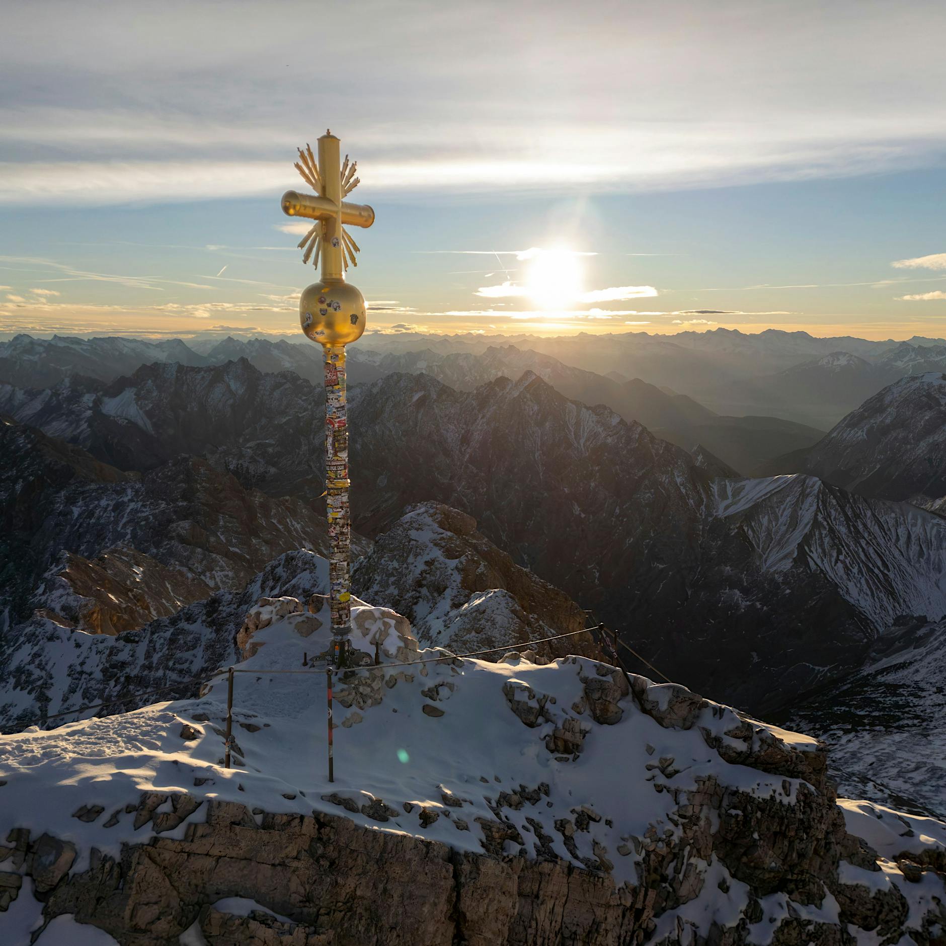 Zugspitz-Gipfelkreuz: Restaurierung wegen zu vieler Aufkleber