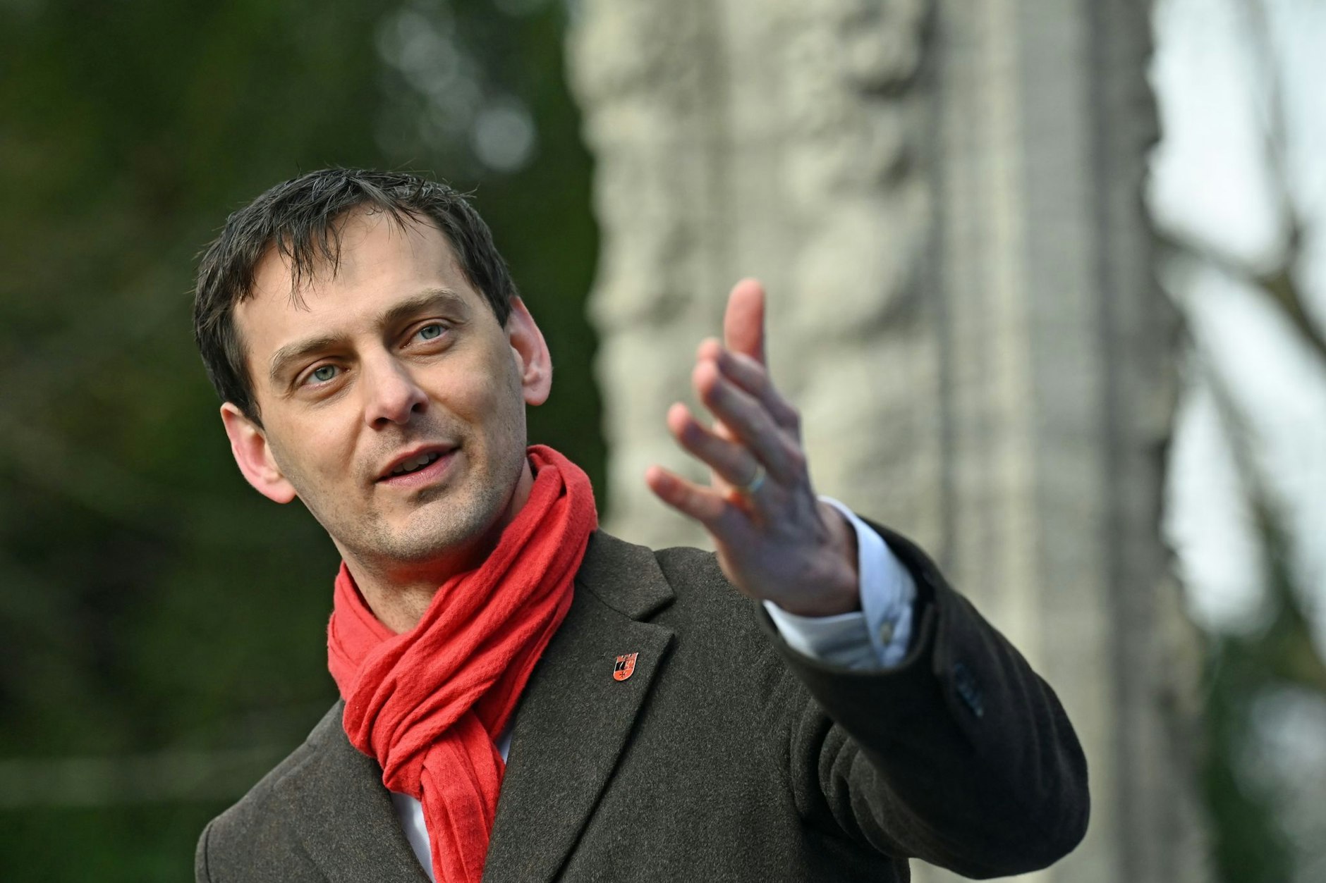 Martin Hikel spricht vor dem Märchenbrunnen im Neuköllner Schulenburgpark.