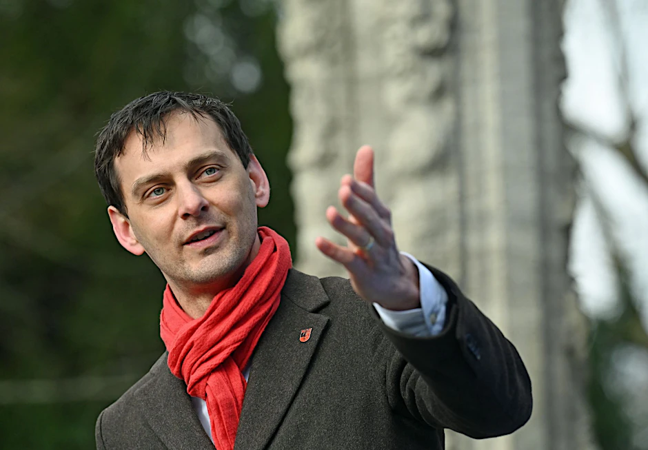 Martin Hikel spricht vor dem Märchenbrunnen im Neuköllner Schulenburgpark.