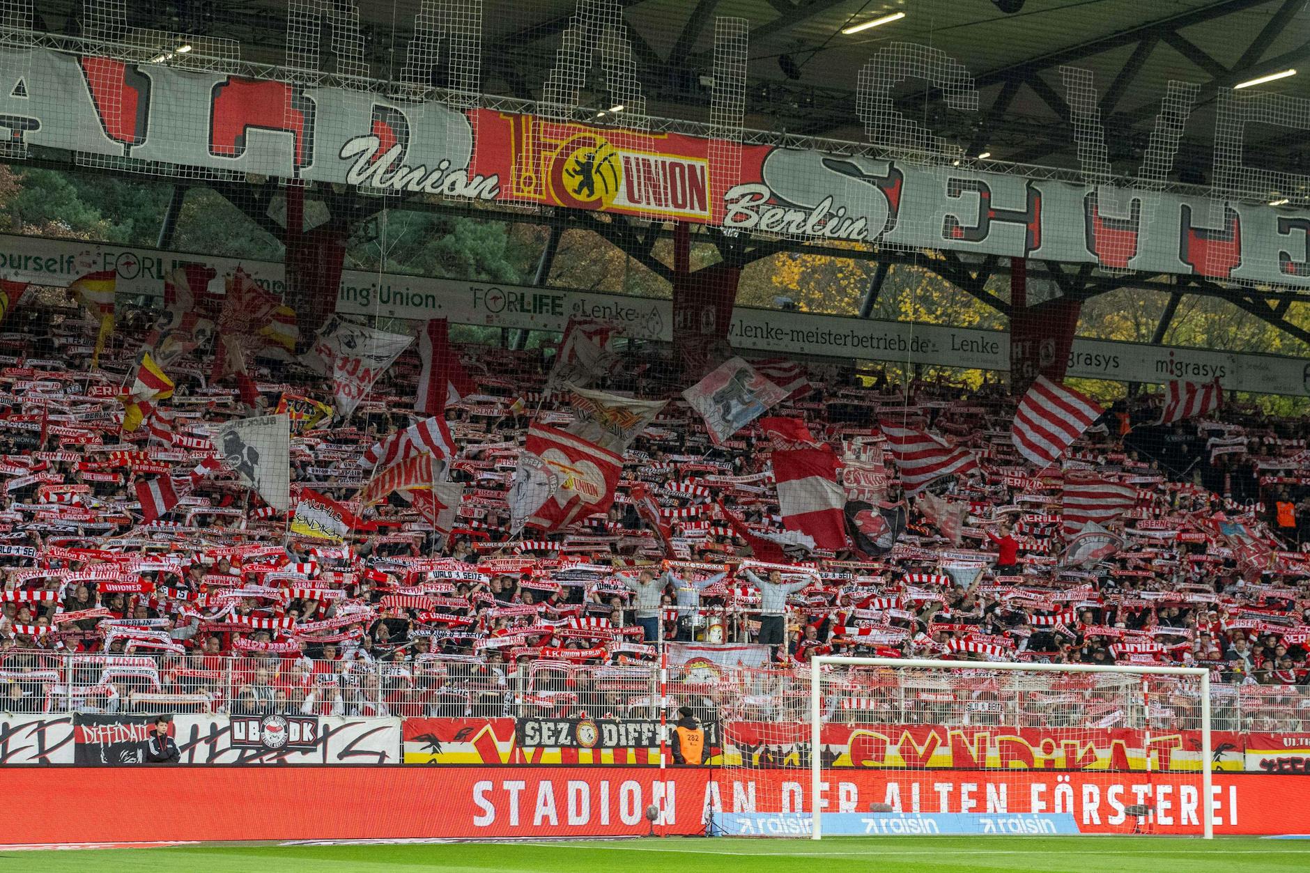In den Fanblöcken auf der Waldseite im Stadion An der Alten Försterei wurden Flyer verteilt, über deren Inhalt Union-Fans diskutieren.