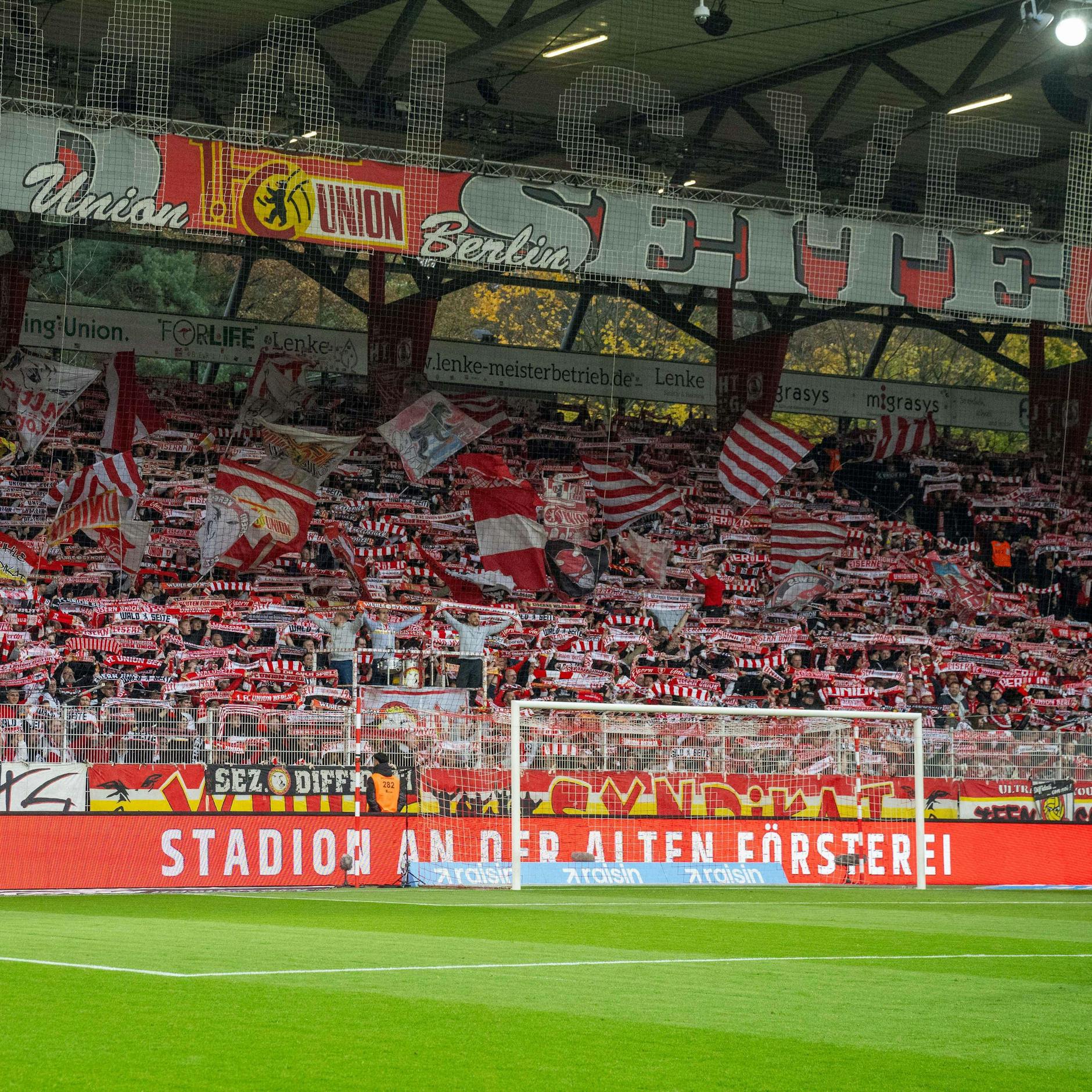 Image - Falsches Rot im Stadion? Union-Fans fordern eisernen Dresscode
