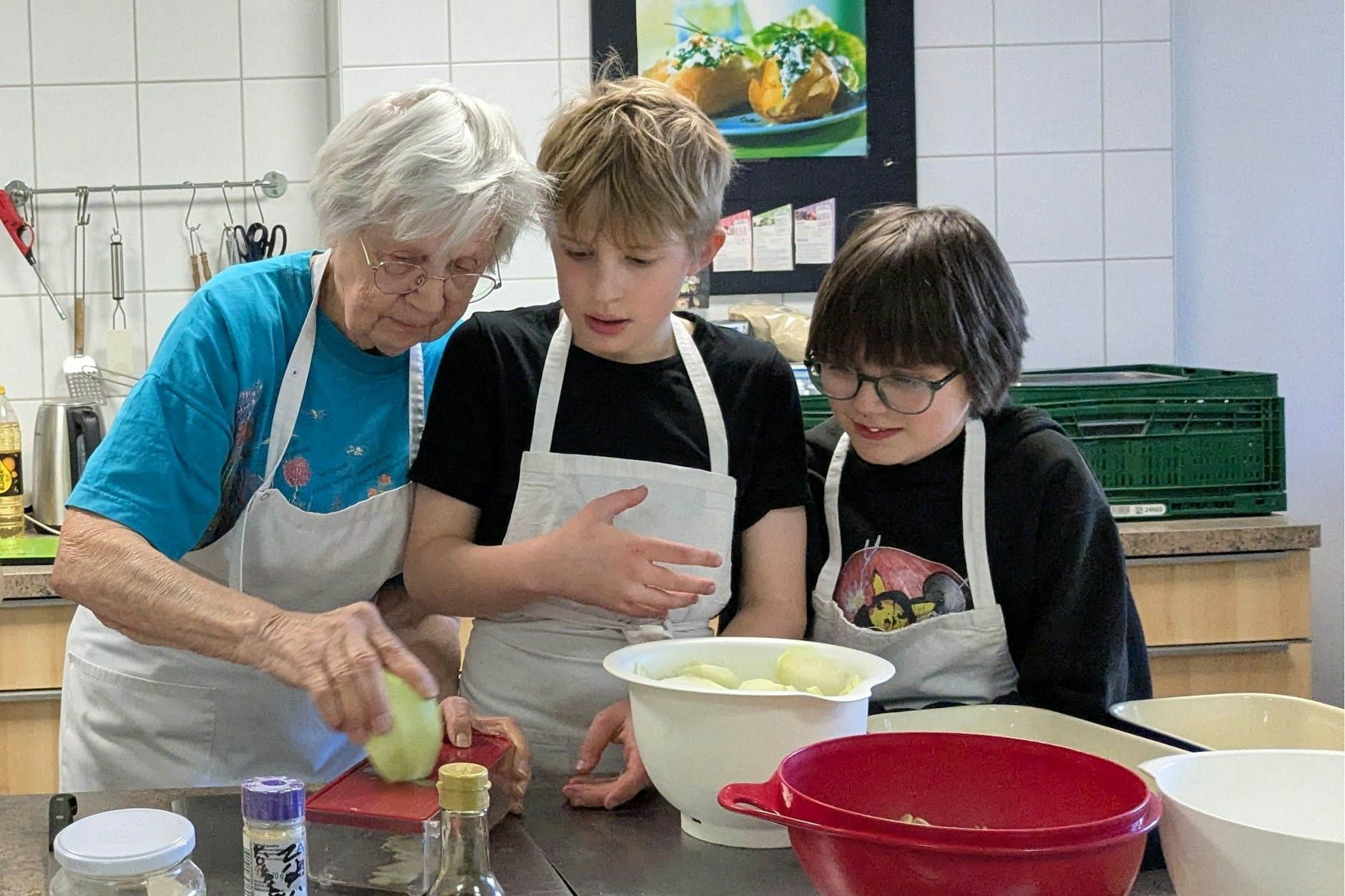 Elfriede Grabowski unterrichtet Kinder in ihrer Koch-AG.