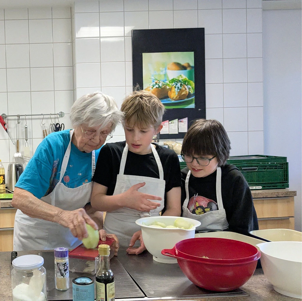 Elfriede Grabowski unterrichtet Kinder in ihrer Koch-AG.