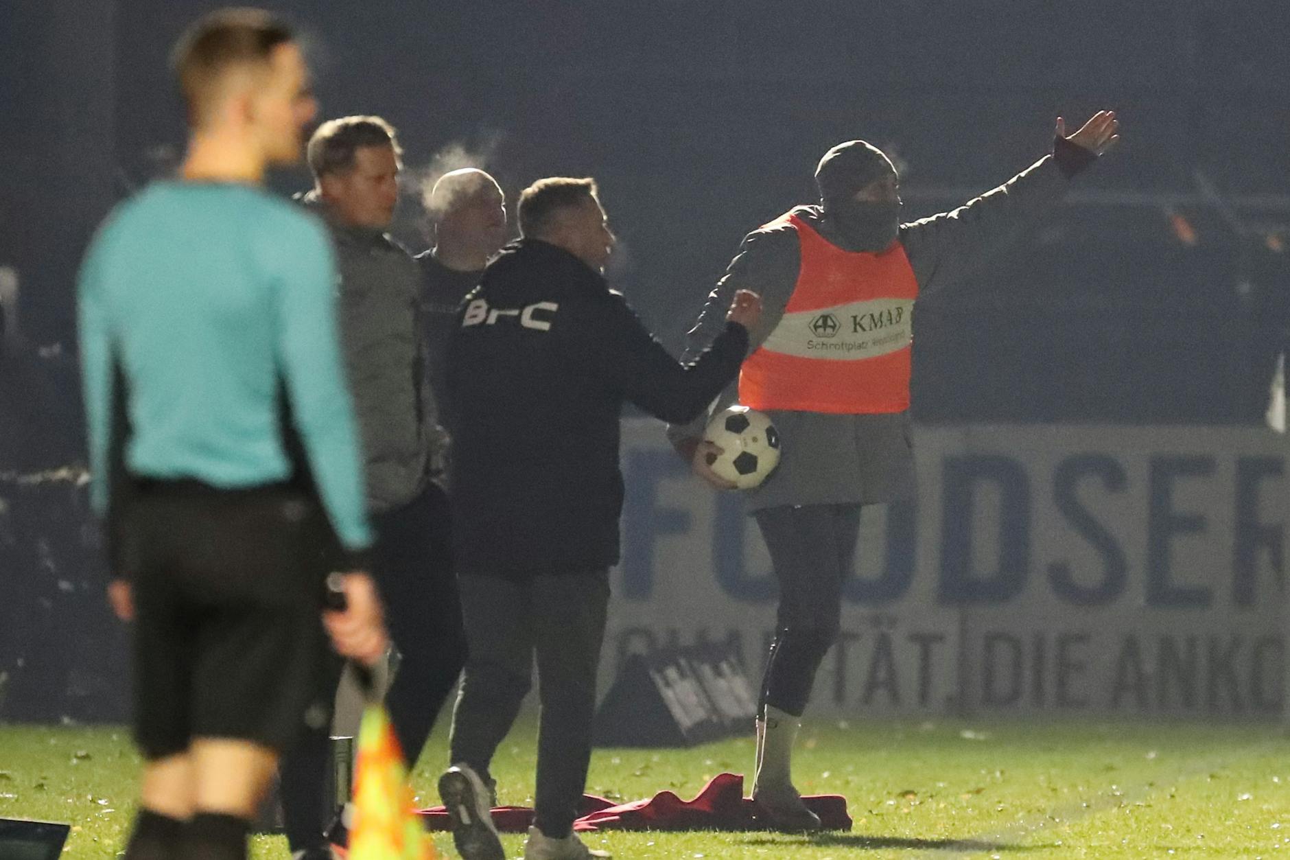 Gut vermummt gibt Rufat Dadashov (r.) gegen Jena schon mal von der Bank aus Vollgas.