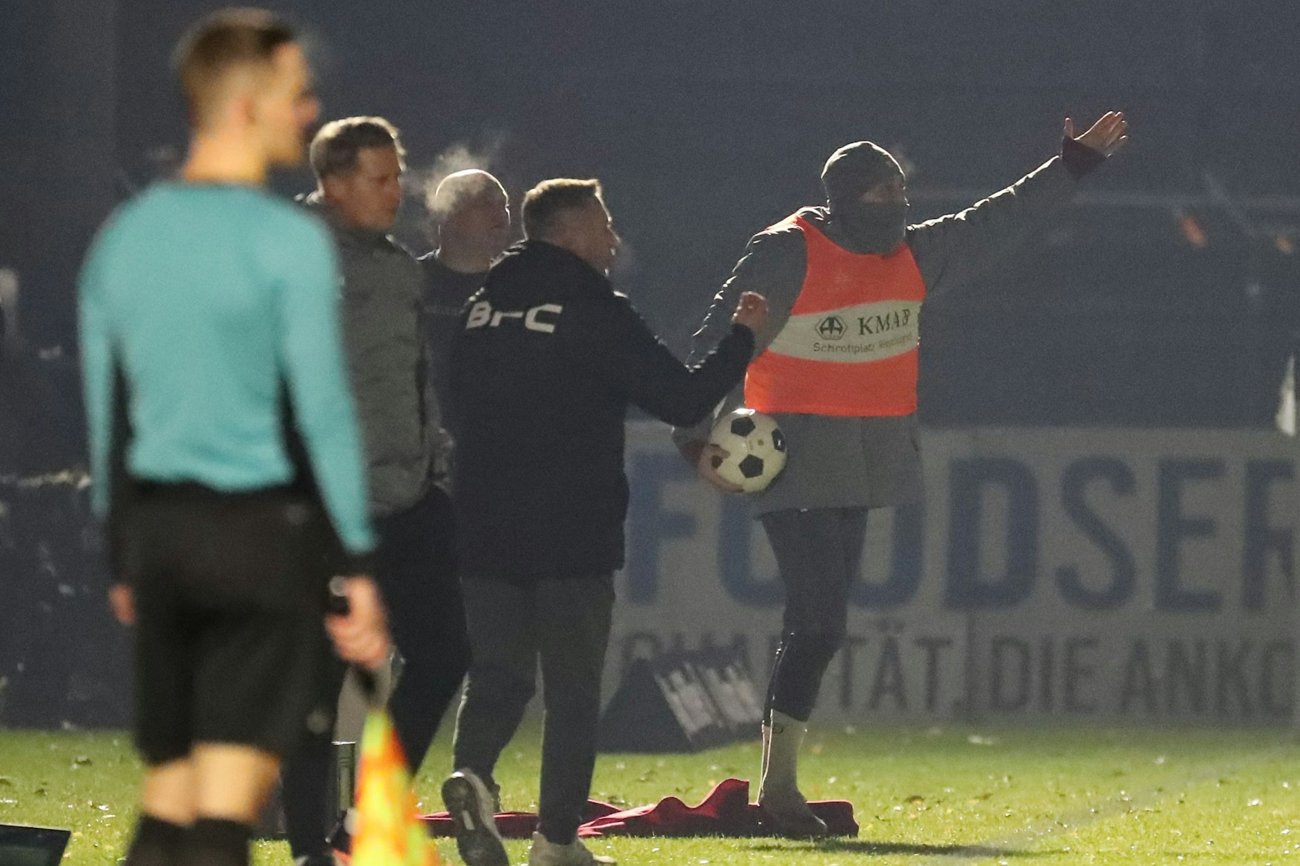 Gut vermummt gibt Rufat Dadashov (r.) gegen Jena schon mal von der Bank aus Vollgas.