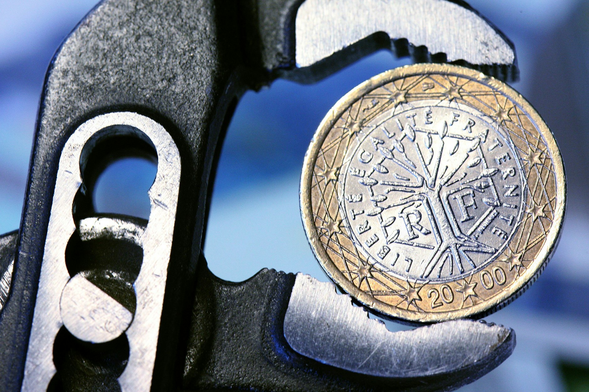 Der Euro in der Klemme: Europäische Volkswirtschaften verschulden sich rekordartig. Damit steigt das Inflationsrisiko und der Wert des Euro ist anfälliger.