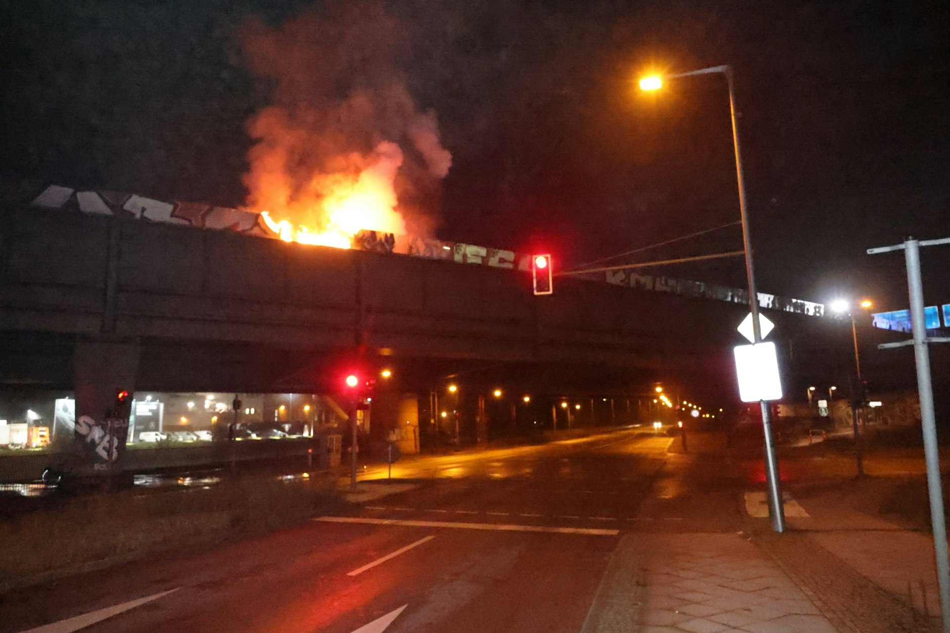 Der LKW auf der A113 brennt lichterloh.
