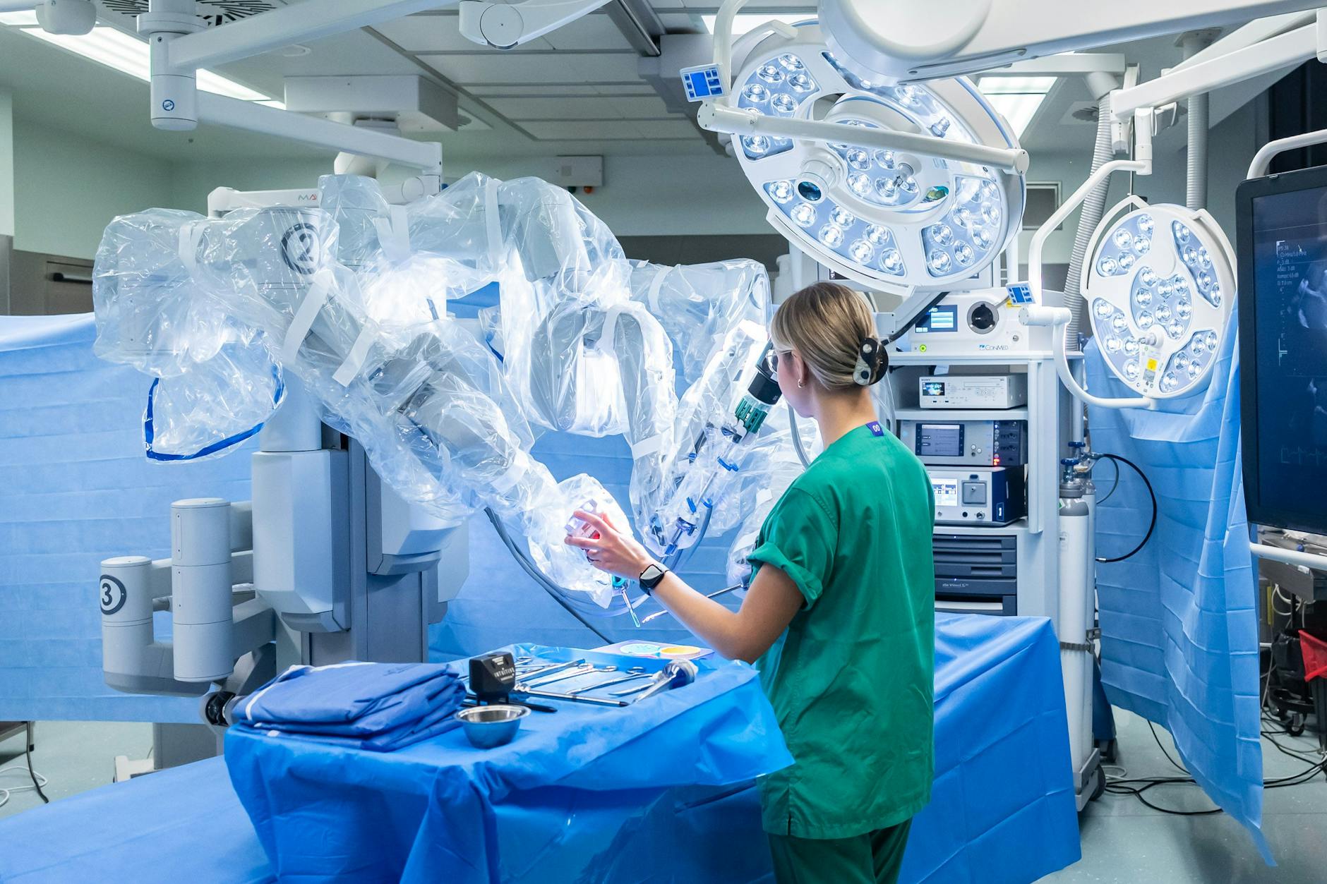 Am Deutschen Herzzentrum der Charité in Wedding werden Operationen am Herzen von einem Roboter unterstützt.