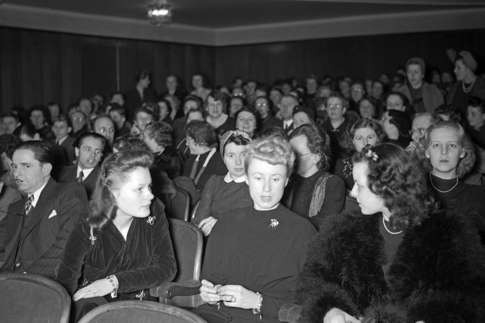 Premierenpublikum im Kino, Deutschland 1940er-Jahre