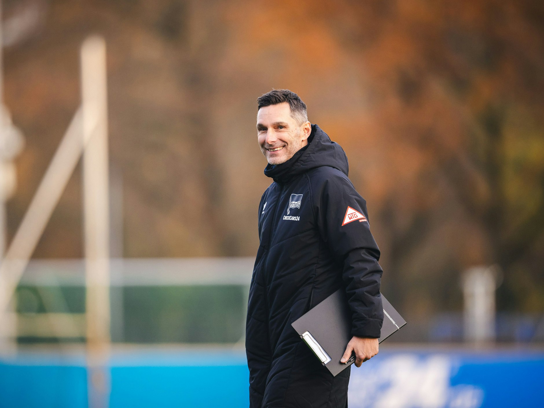 Trainer Stefan Leitl hatte viel Spaß am 100-Minuten-Testspiel seiner Hertha-Profis zusammen mit den Nachwuchsspielern..