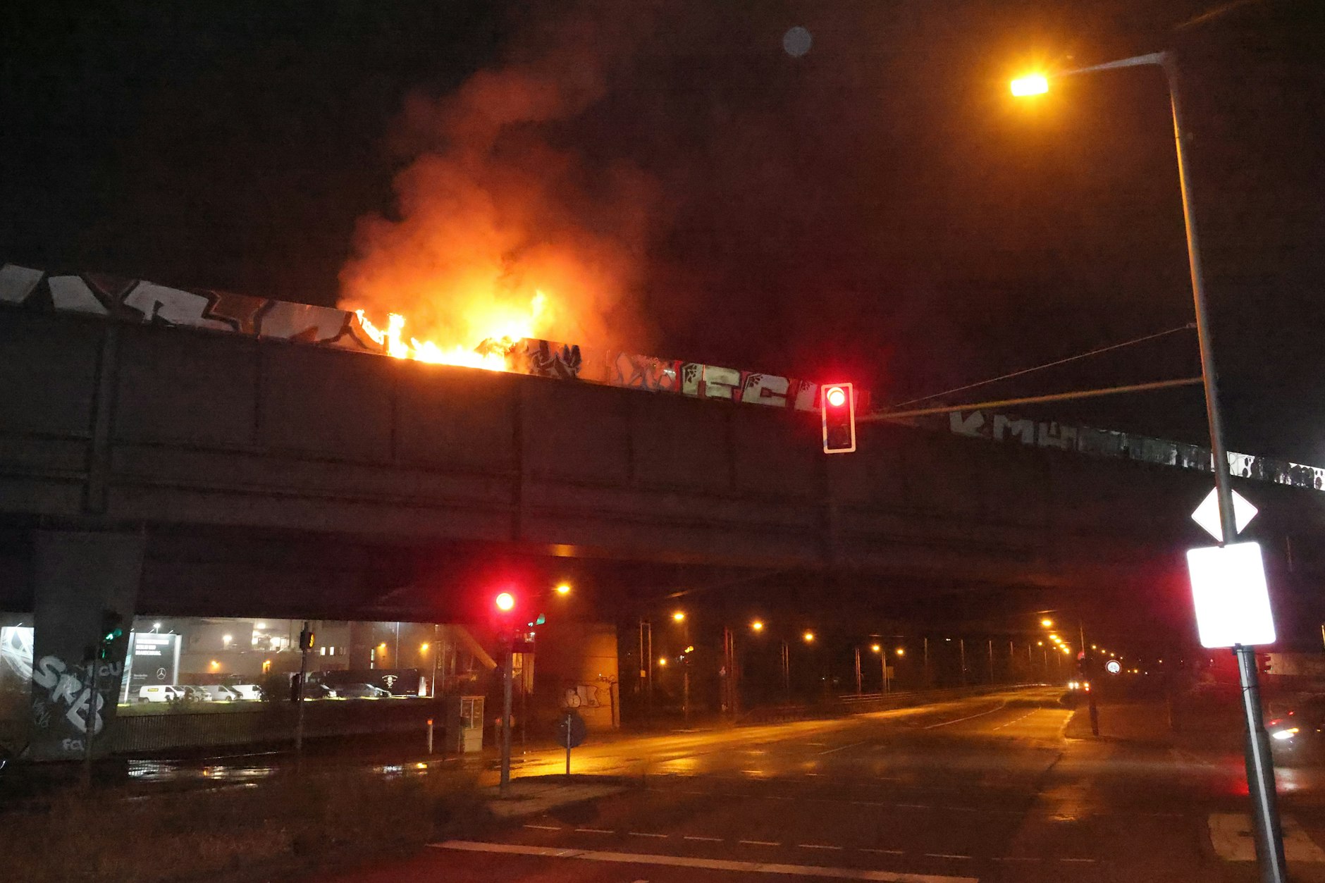 Auf der A113 ist ein Lastwagen in Brand geraten.