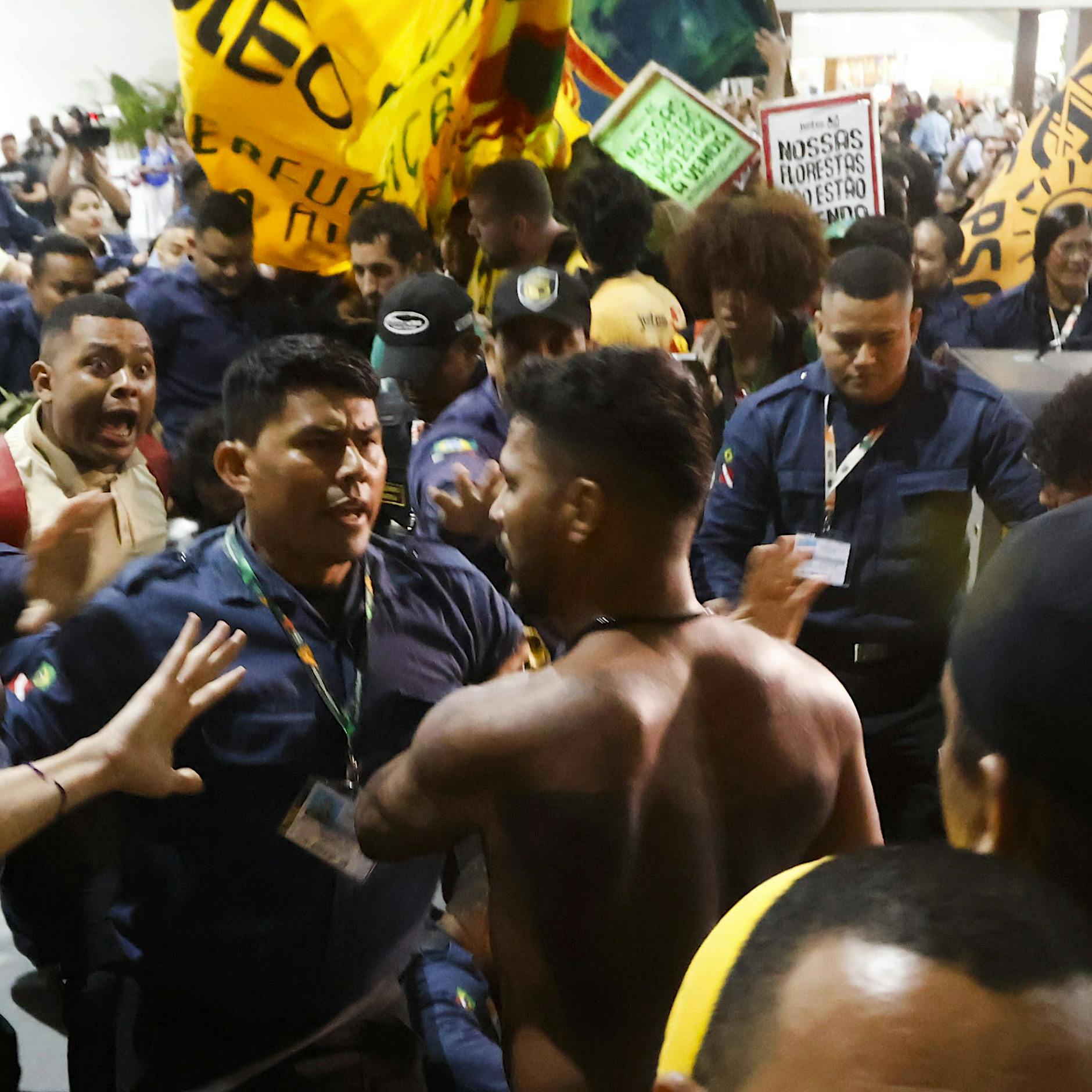 Indigene Demonstranten stürmen COP30-Klimakonferenz: Sicherheitskräfte bauen Barrikade aus Möbeln