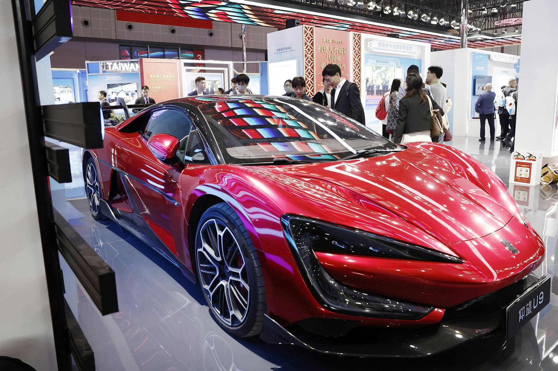 Nase vorn: der BYD Yangwang U9, elektrisches Supercar im chinesischen Pavillon der 8. China International Import Expo CIIE in Shanghai Anfang November