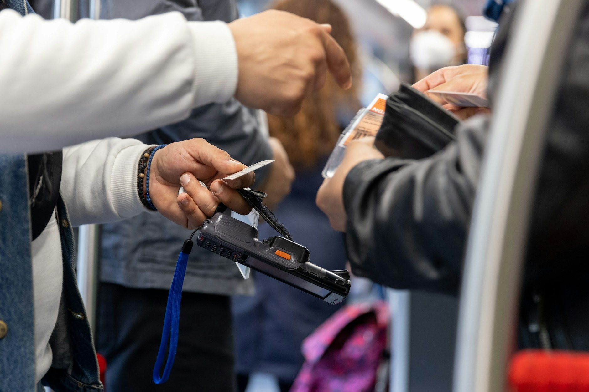 Ein Fahrkartenkontrolleur (l) kontrolliert in der U-Bahn den Fahrschein von einem Fahrgast.