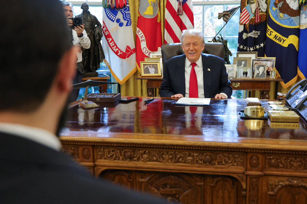 Video zeigt skurrilen Austausch: Trump besprüht al-Scharaa mit Parfüm und erfragt Anzahl seiner Ehefrauen