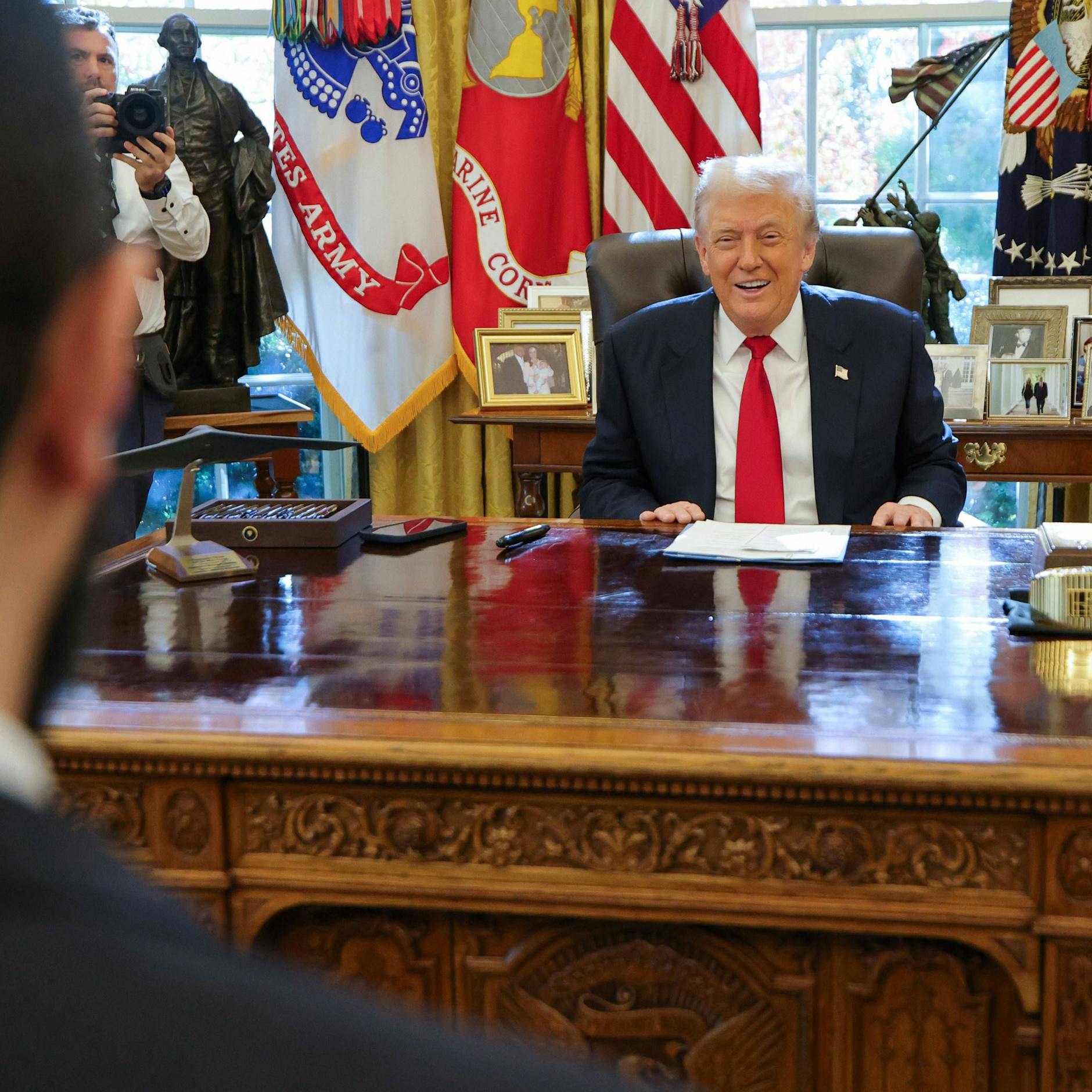 Image - Video zeigt skurrilen Austausch: Trump besprüht al-Scharaa mit Parfüm und erfragt Anzahl seiner Ehefrauen