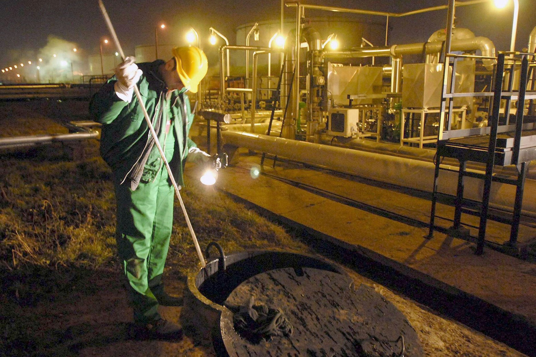 Ein Arbeiter kontrolliert den Ölstand in einem unterirdischen Tank an der Empfangsstation der Öl-Pipeline Druschba in Százhalombatta, 29 km südlich von Budapest, Ungarn.