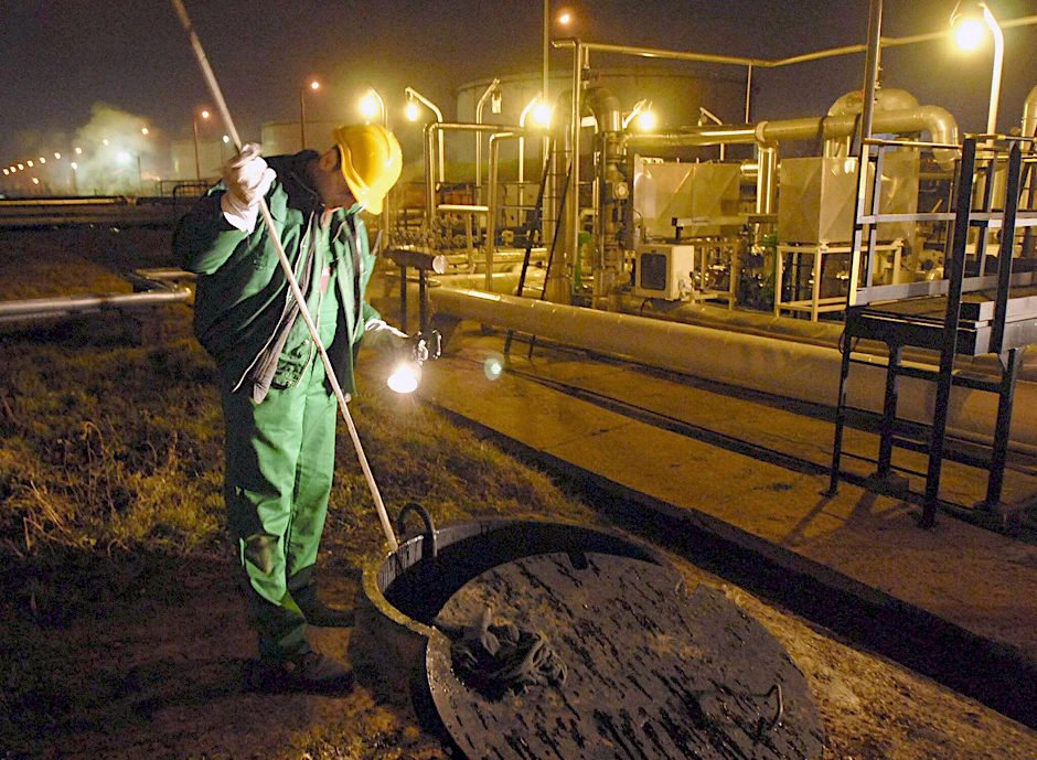 Ein Arbeiter kontrolliert den Ölstand in einem unterirdischen Tank an der Empfangsstation der Öl-Pipeline Druschba in Százhalombatta, 29 km südlich von Budapest, Ungarn.