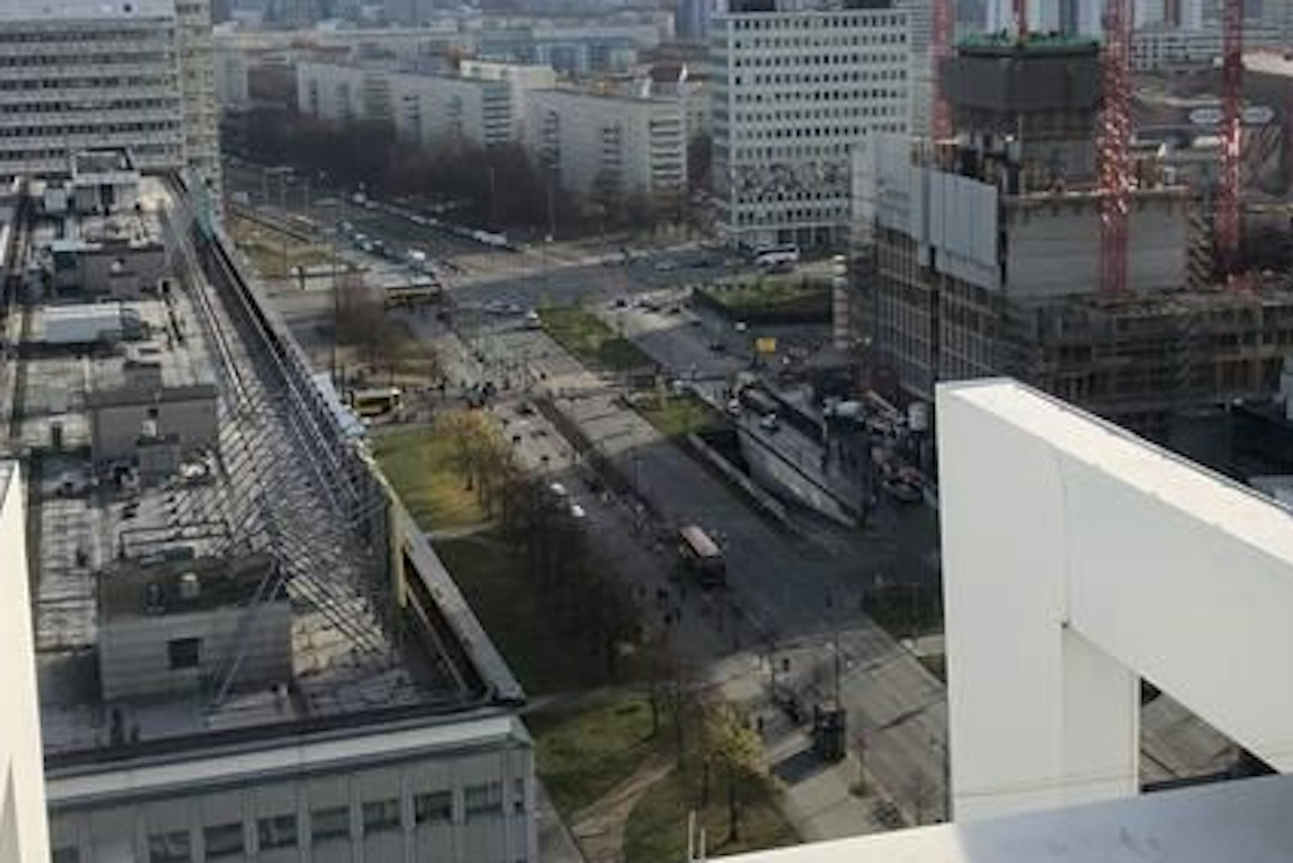 Gespentische Leere auf der Alexanderstraße kurz vor der Wiedereröffnung für den Verkehr.