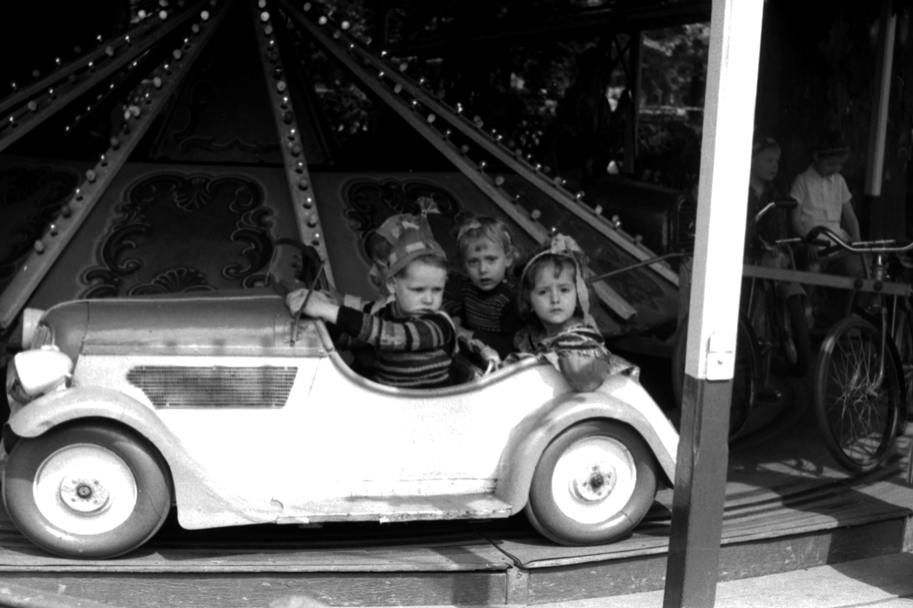 Eine Kindheit mit Karussell in Ostberlin. Überall in der Republik gab es diese Art von Karusells.