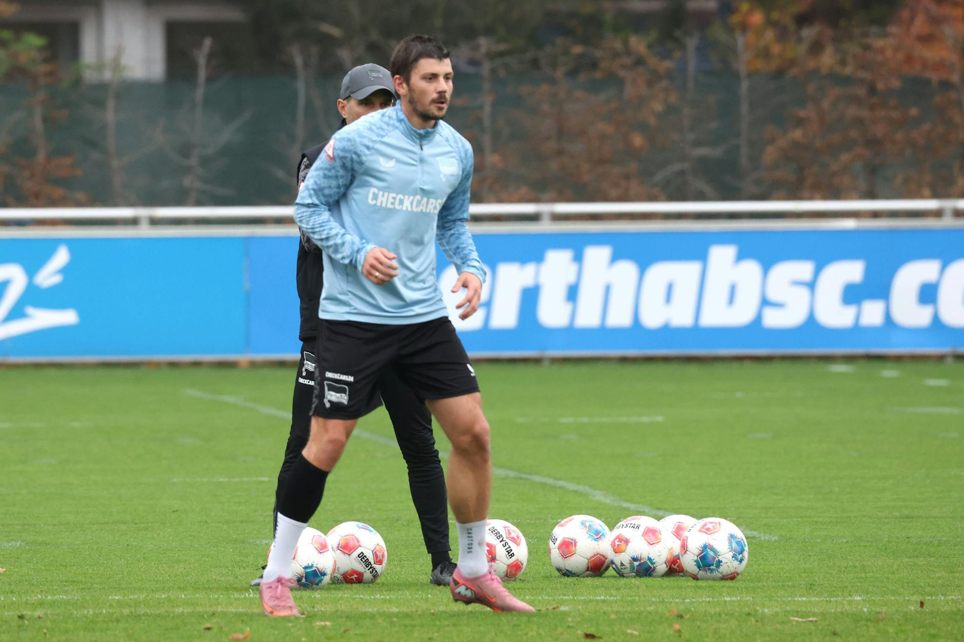 Hertha-Stürmer Dawid Kownacki kann schon wieder Teile des Mannschaftstrainings mitmachen. Sein Comeback kommt früher als gedacht.