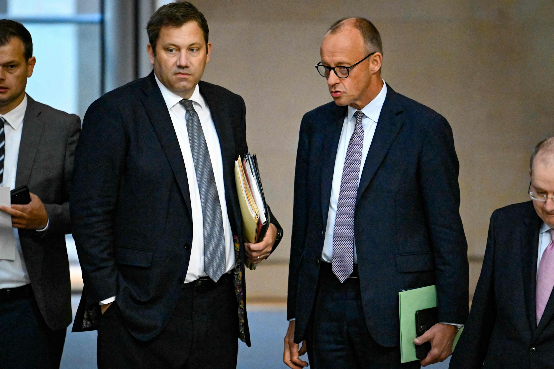 Finanzminister Lars Klingbeil (SPD) und Bundeskanzler Friedrich Merz (CDU) stehen wegen ihrer Haushaltspolitik zunehmend in der Kritik. Neue Studien sprechen von Schein-Investitionen und mangelnder Transparenz.