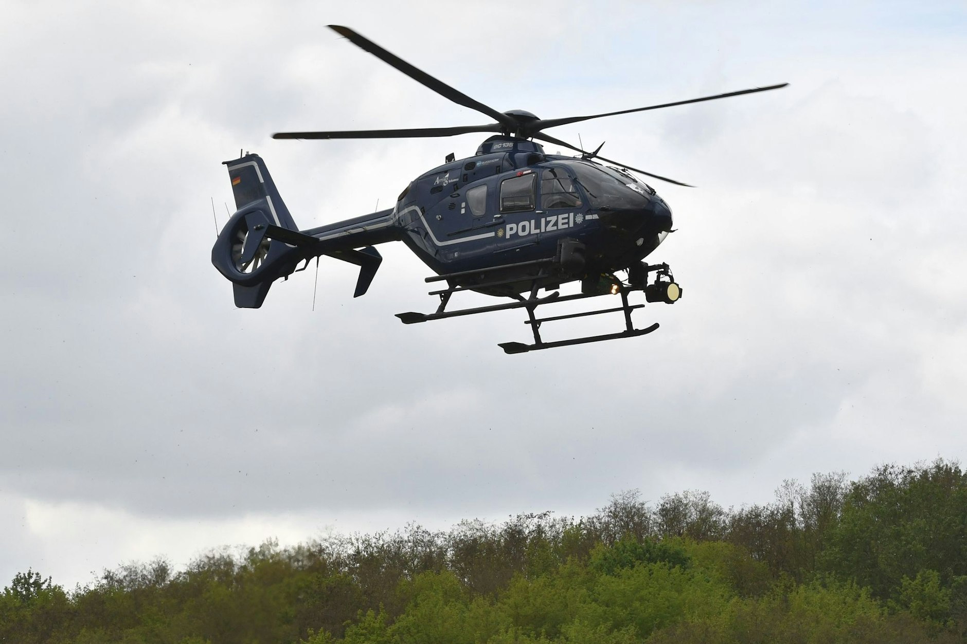Ein Polizei-Hubschrauber vom&nbsp;Typ Eurocopter EC 135 startet in Berlin bei einer Suchaktion.