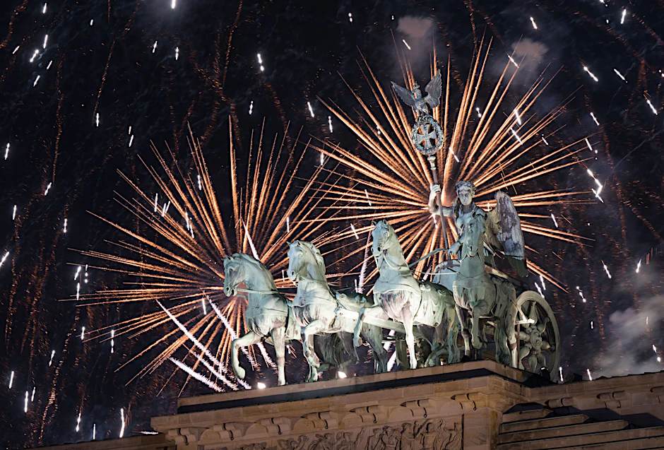 Feuerwerk zum Jahreswechsel hinter dem Brandenburger Tor.