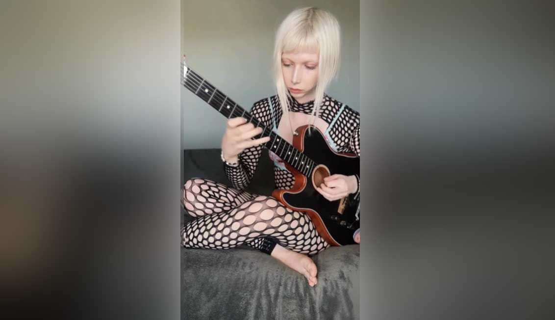 Till Lindemanns Ex-Gitarristin packt aus: Mit diesen einfachen Tricks wird man wirklich zur Gitarrengöttin