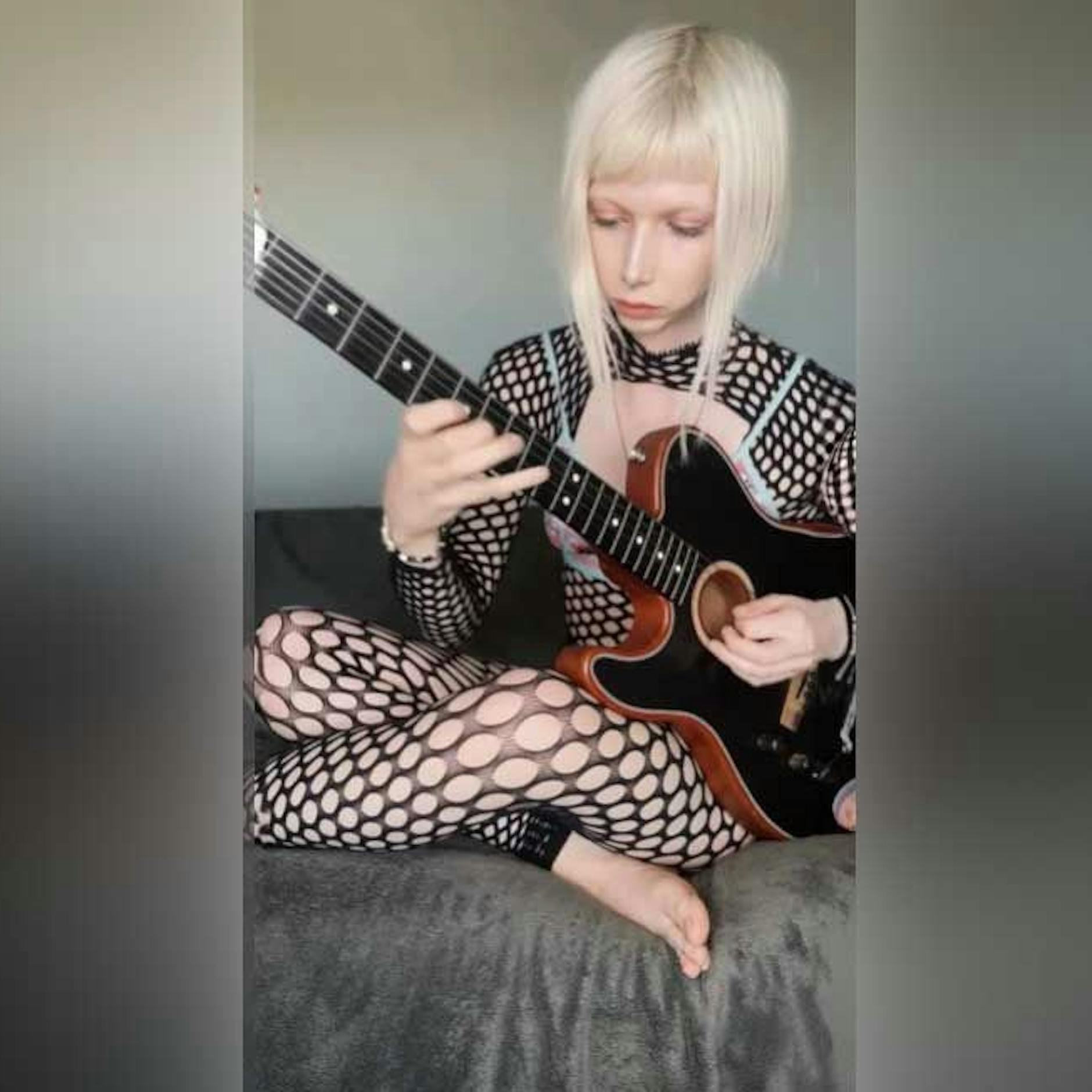 Image - Till Lindemanns Ex-Gitarristin packt aus: Mit diesen einfachen Tricks wird man wirklich zur Gitarrengöttin