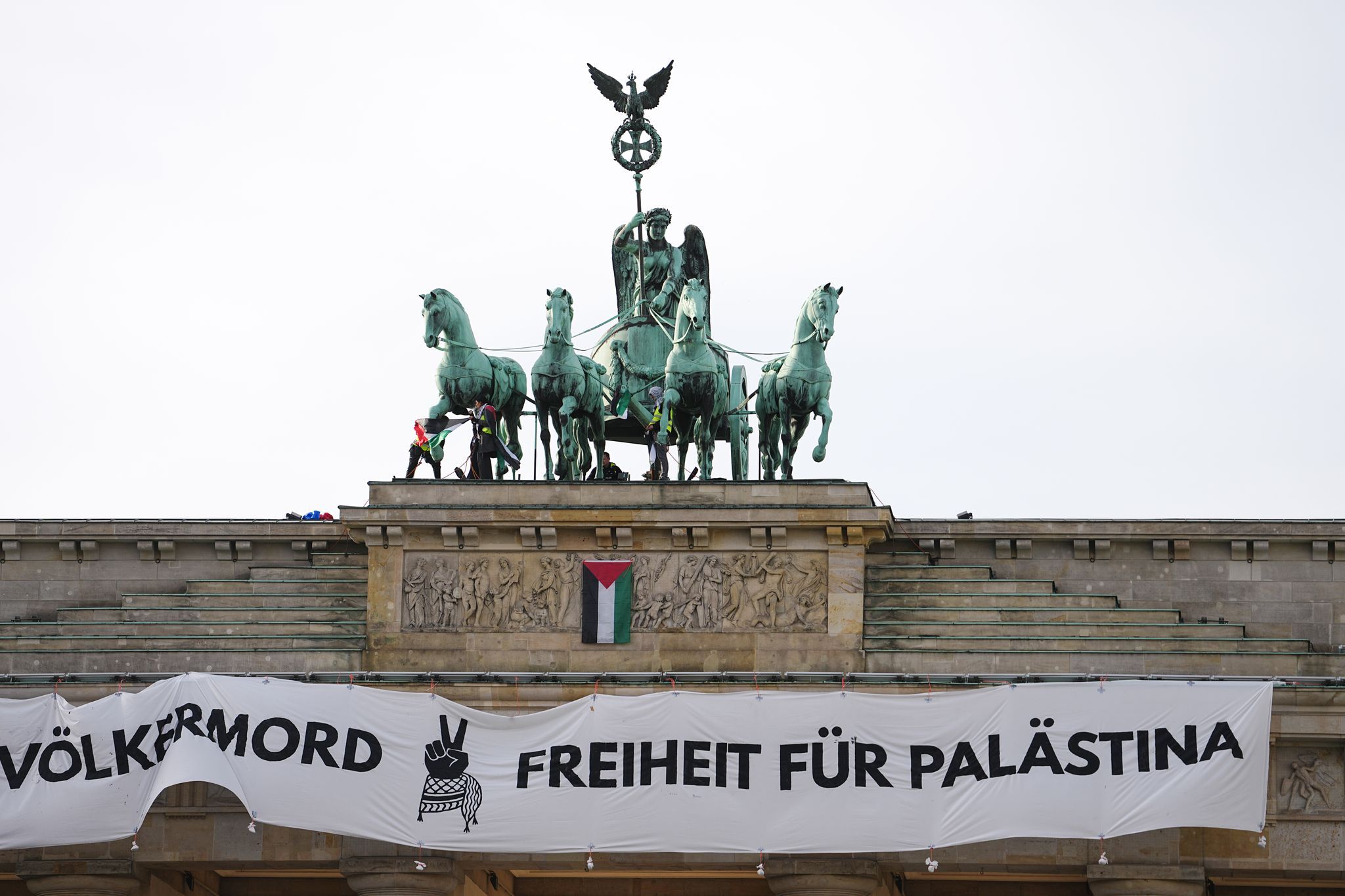 Image - Pro-Palästina-Aktivisten klettern auf Brandenburger Tor: Polizeieinsatz in Berlin