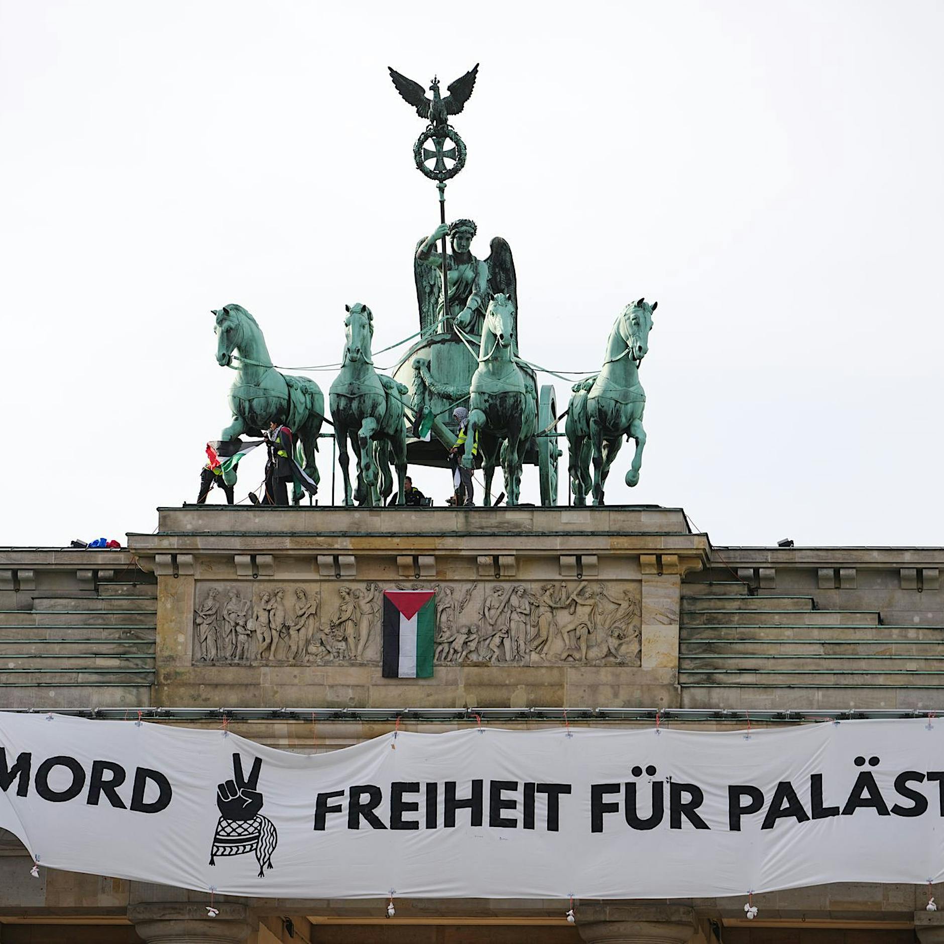 Pro-Palästina-Aktivisten klettern auf Brandenburger Tor: Polizeieinsatz in Berlin