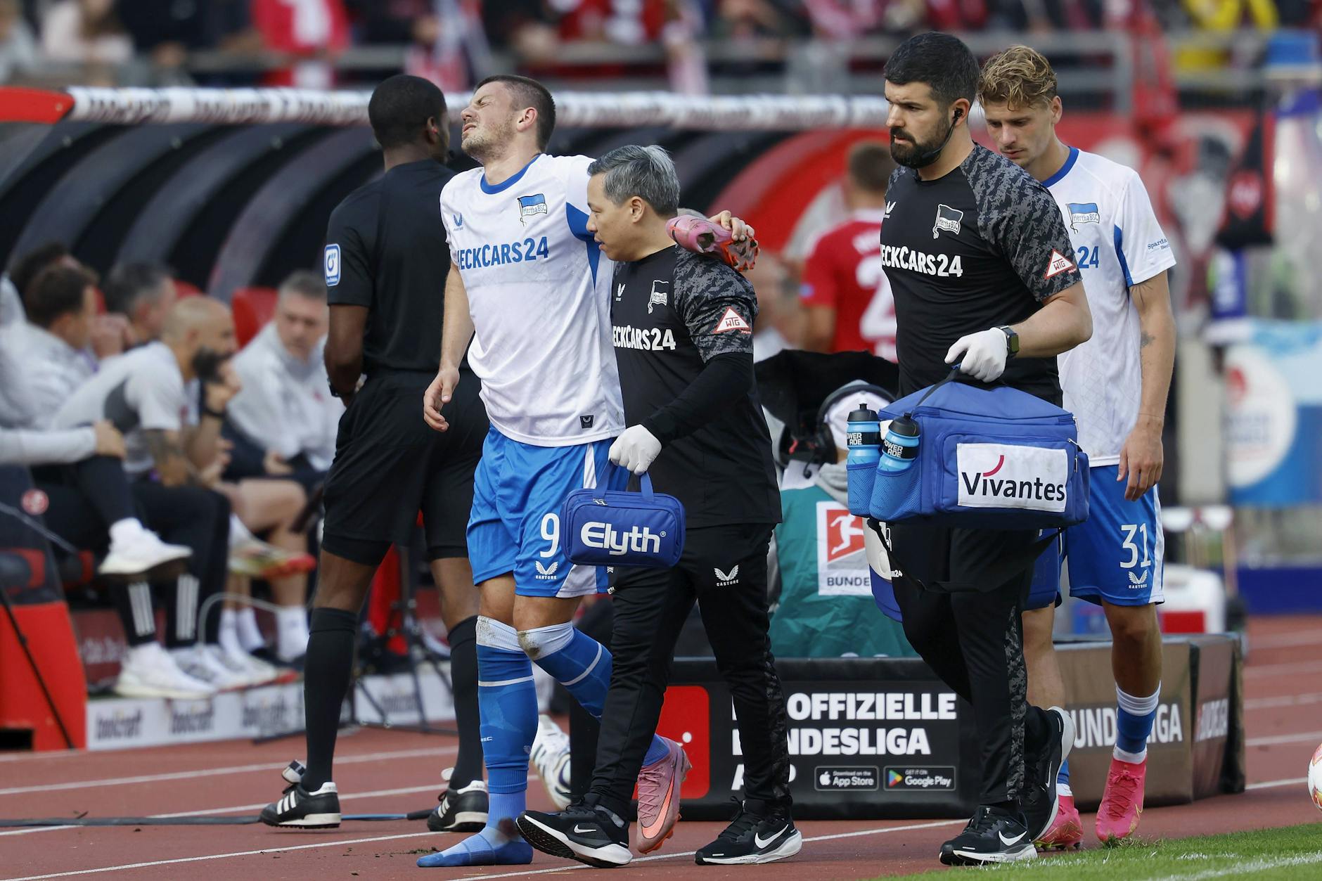 Das war Ende September: Dawid Kownacki musste mit einer Knöchelverletzung beim 3:0 in Nürnberg ausgewechselt werden.