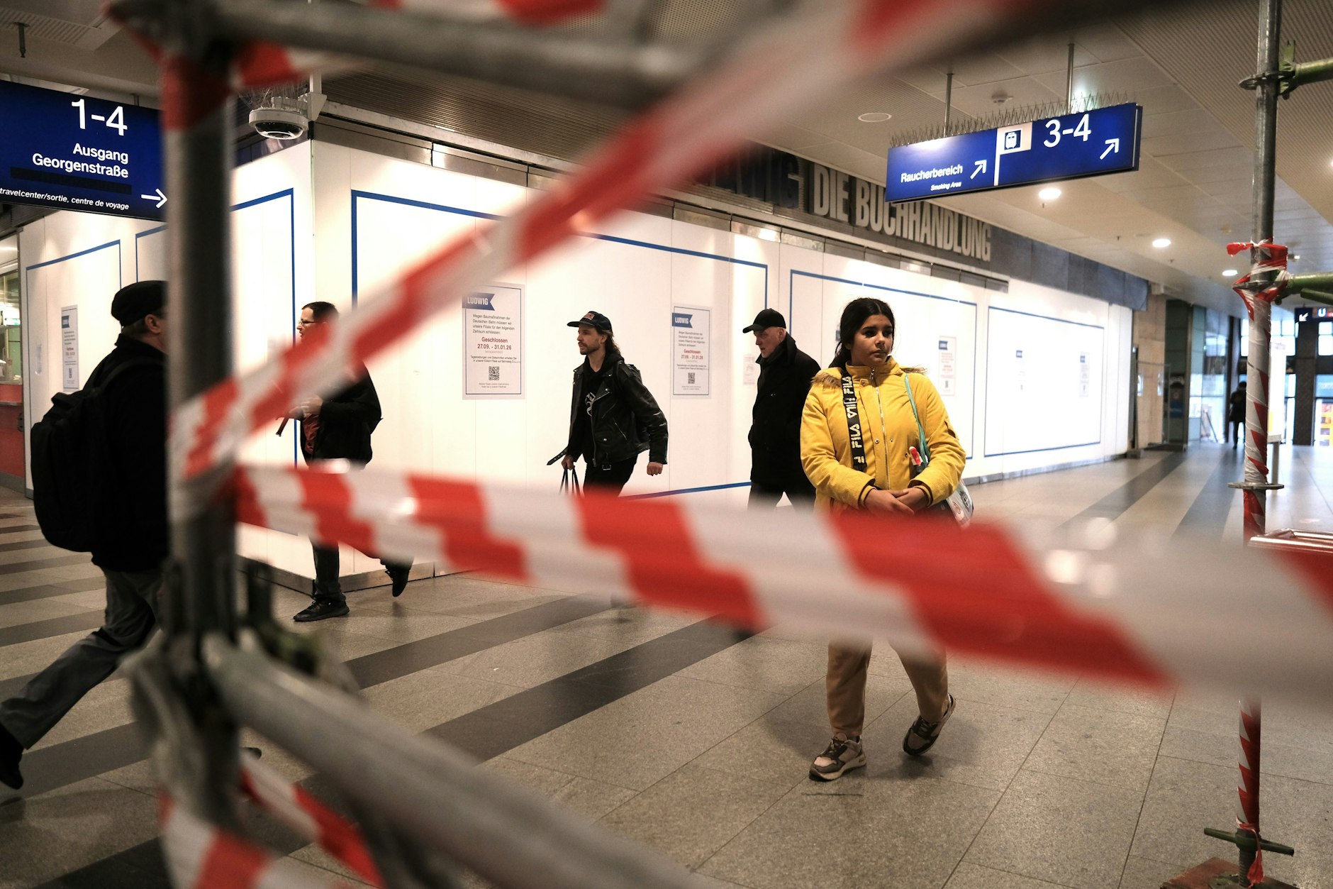 Flatterband und leere Ladenlokale: Im Bahnhof Friedrichstraße finden bis zum Frühjahr 2026 Bauwerksprüfungen statt. Danach sollen die Mieter wieder einziehen.