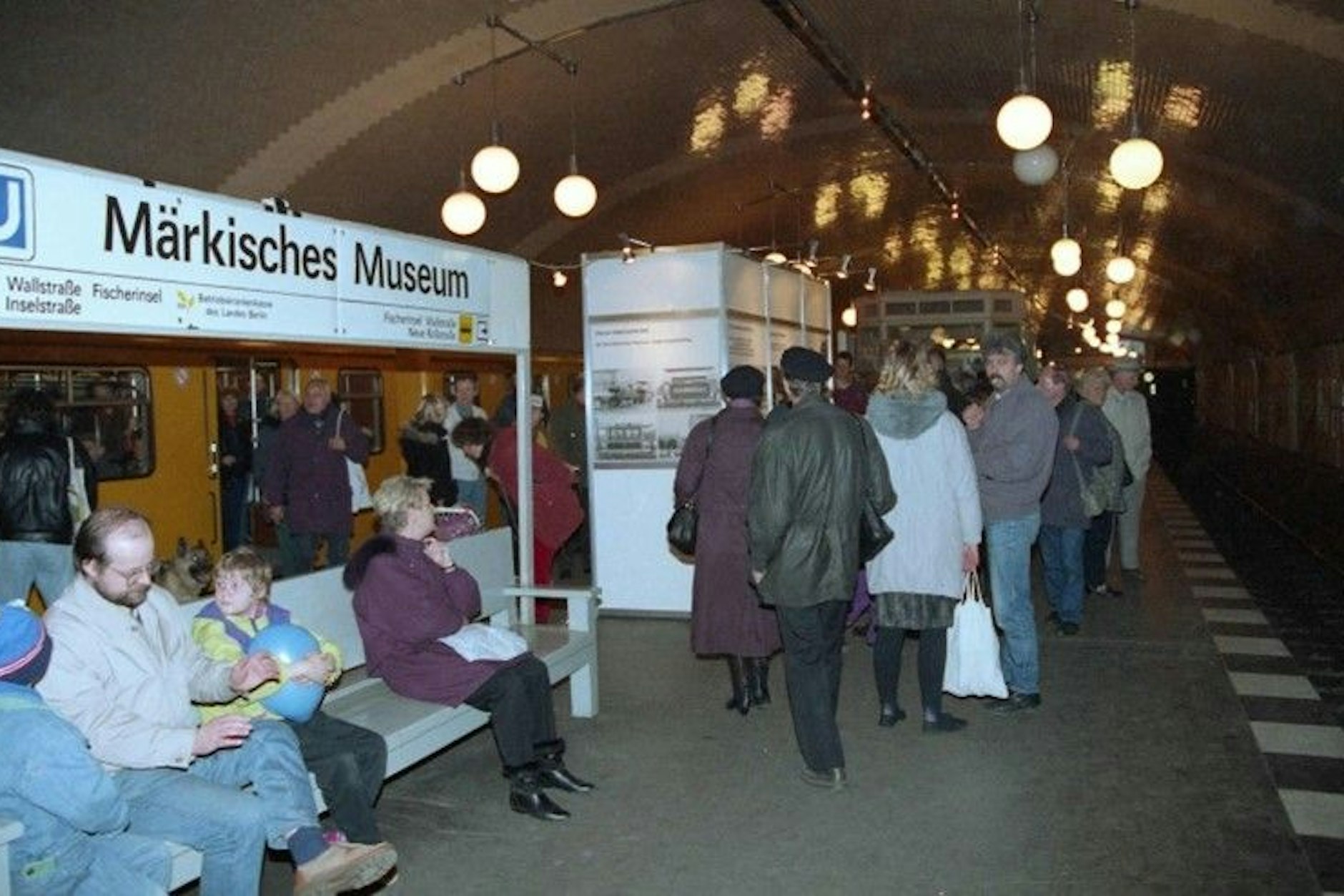 Großer Andrang den ganzen Tag: U-Bahnhof Märkisches Museum&nbsp; bei der Wiedereröffnung der Linie U2.